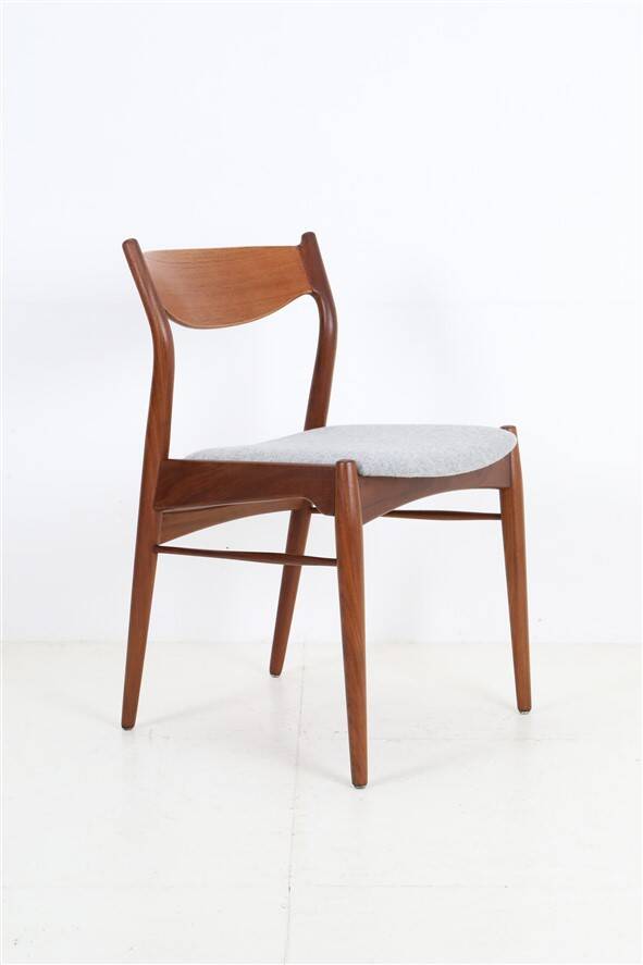 Chaise en teck Ærthøj Jensen & Mølholm entièrement restaurée avec un revêtement en feutre de laine / Design danois moderne du milieu du siècle / Années 1960