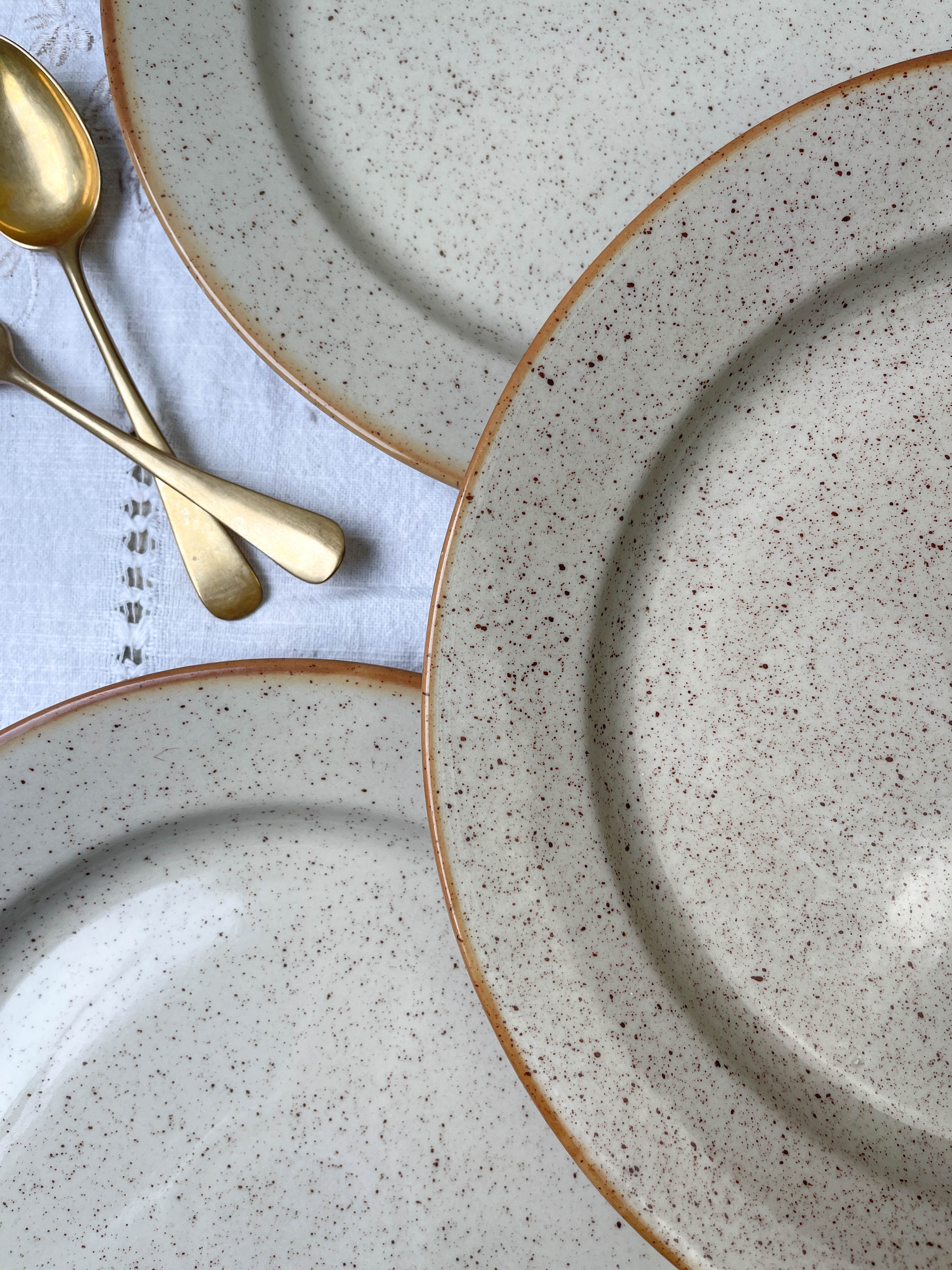 Round dish in tulowice speckled sandstone