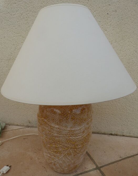 Large light yellow ceramic lamp stand with darker veins