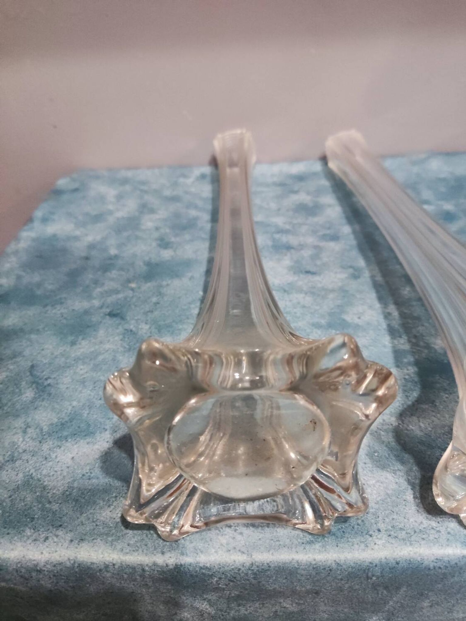 Paire de vases soliflores en verre ciselé vintage