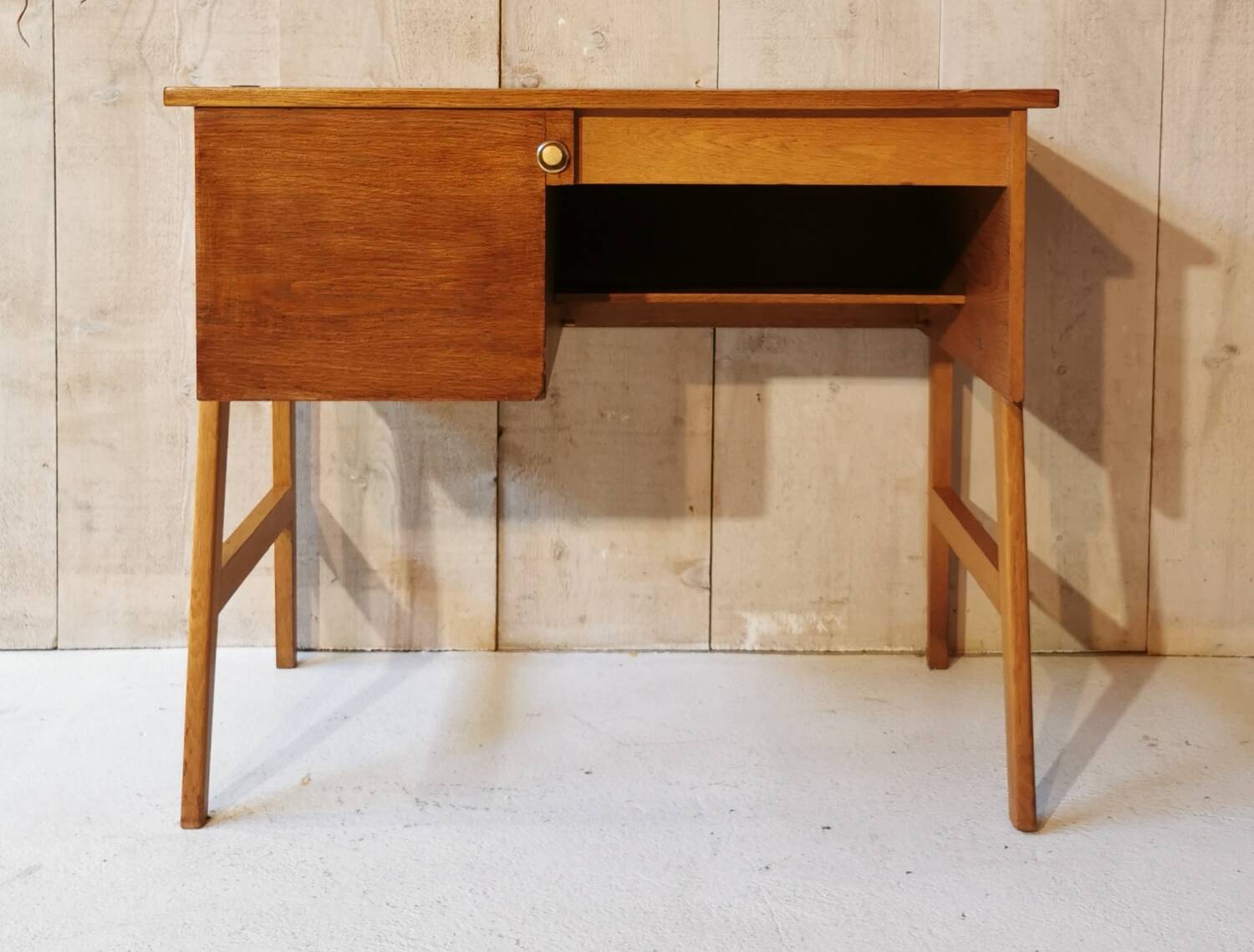 Spindle leg desk