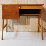 Spindle leg desk