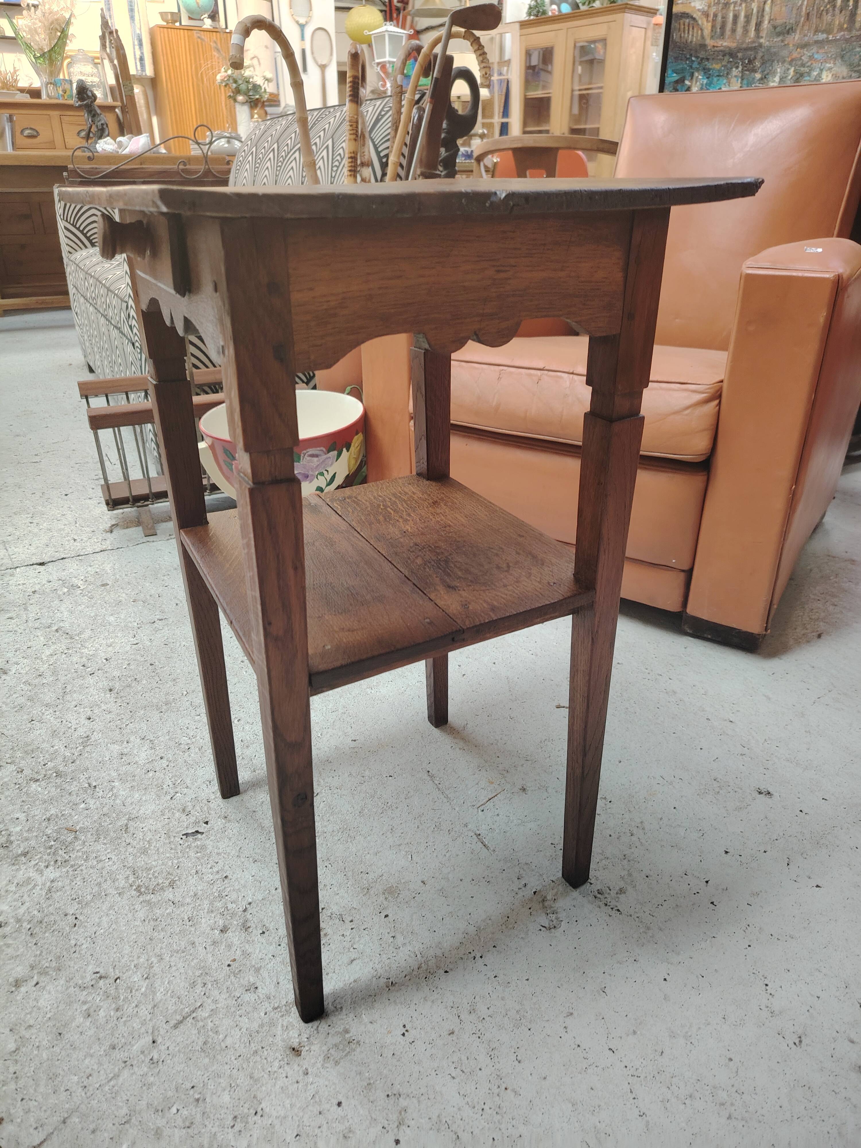 Petite table d'appoint rustique en chêne massif avec tiroir début XXe