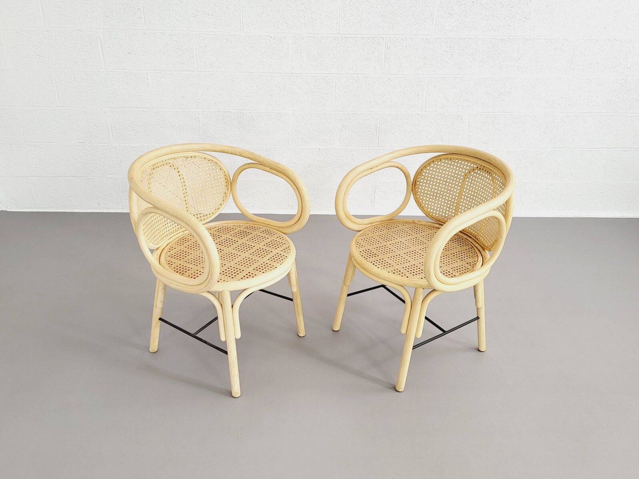 Paire de fauteuils en rotin et cannage