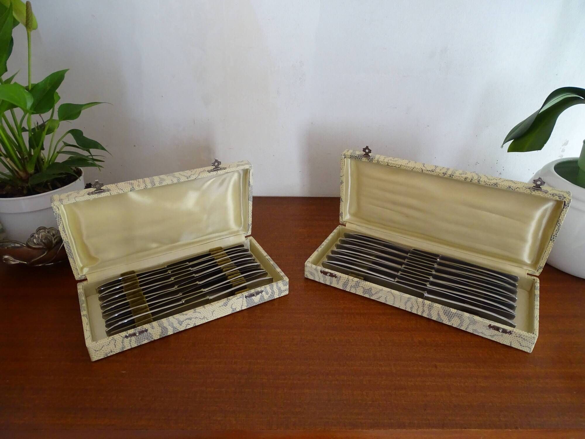 24 Art Deco style stainless steel knives - 12 desserts and 12 cheeses - In boxes