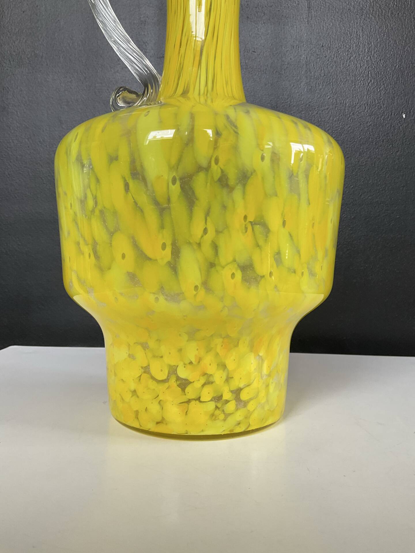 Vase à anse vintage en pâte de verre mouchetée 