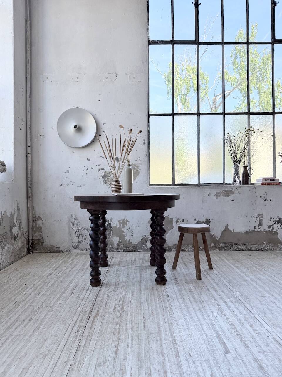 Table 1900 walnut round turned legs