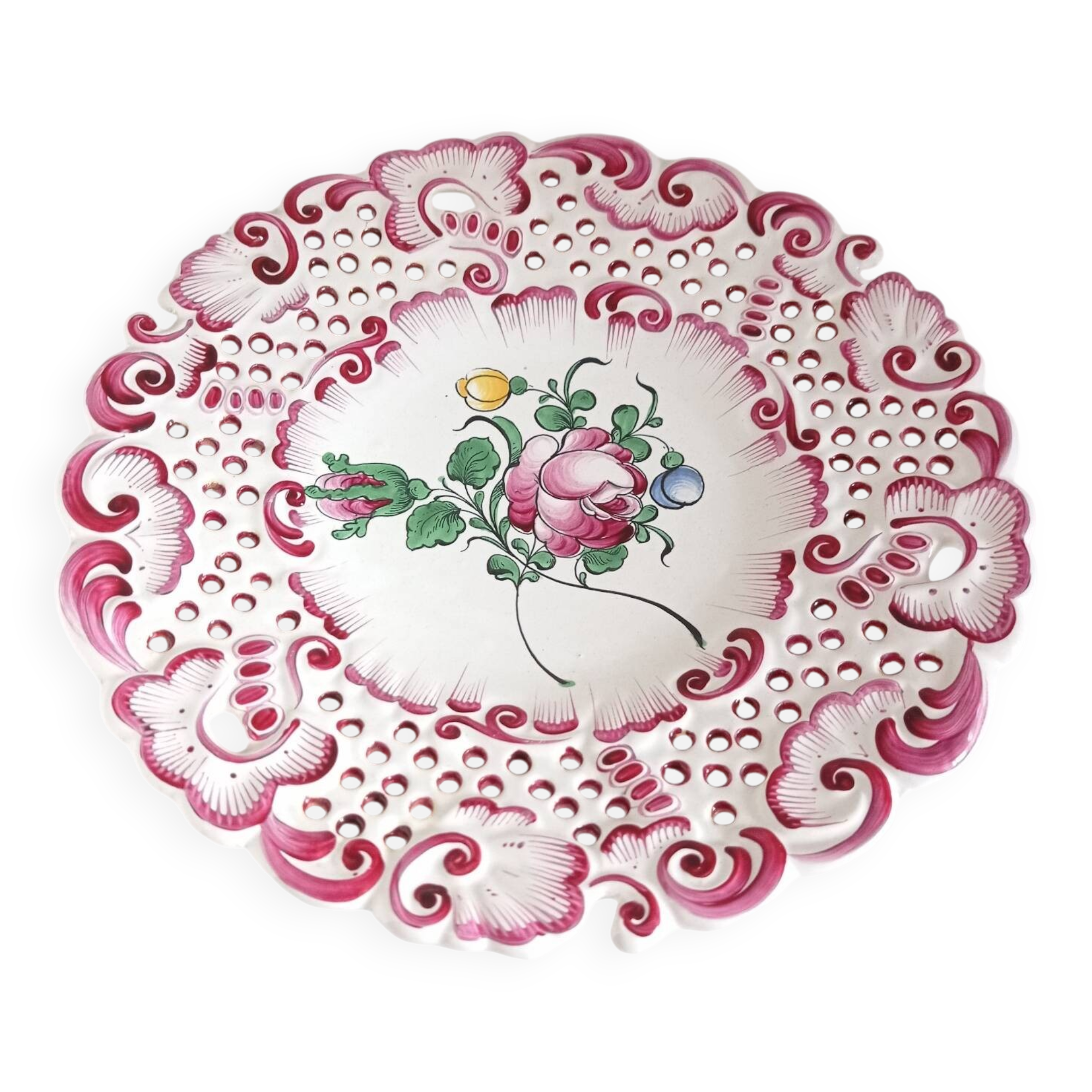 Decorative plate with openwork floral decoration