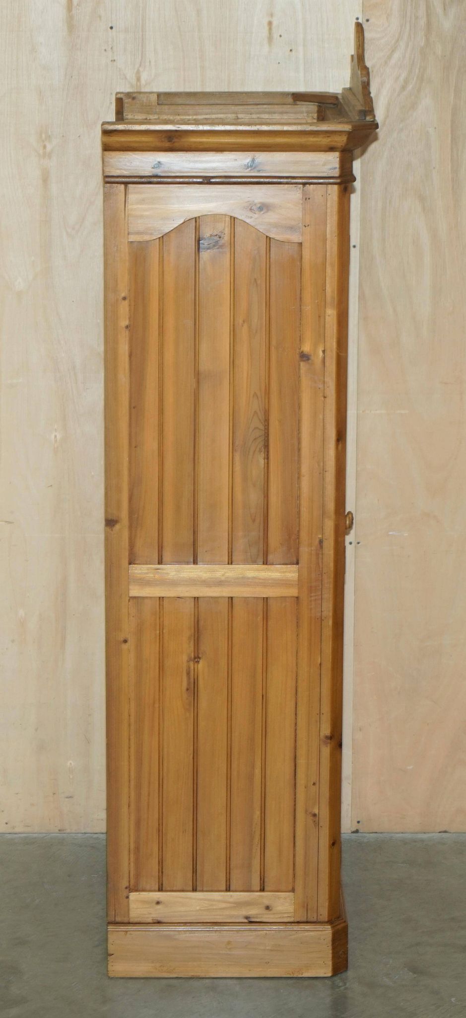 Armoire vintage sculptée main style Art Nouveau