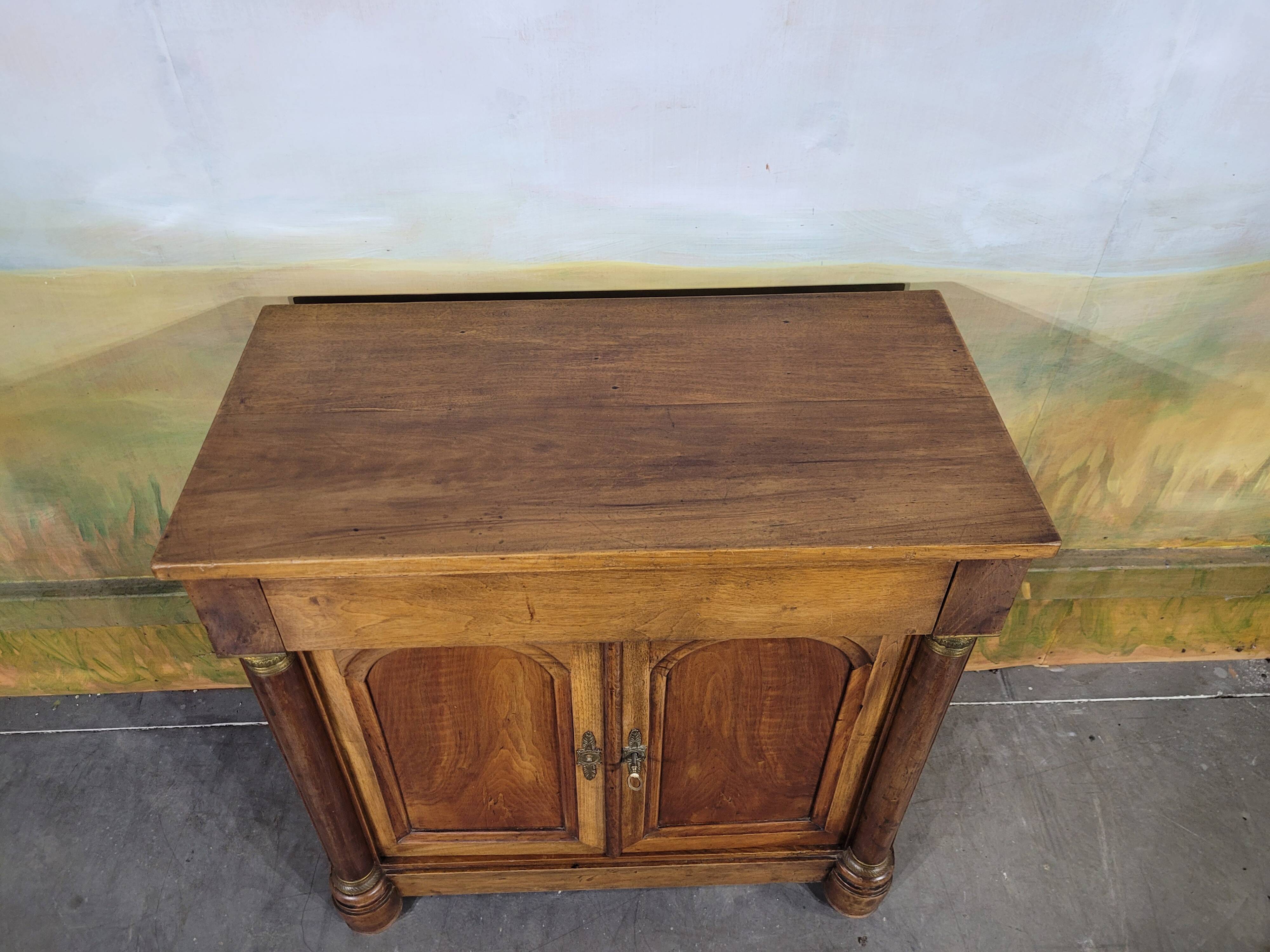 Petit buffet empire en noyer