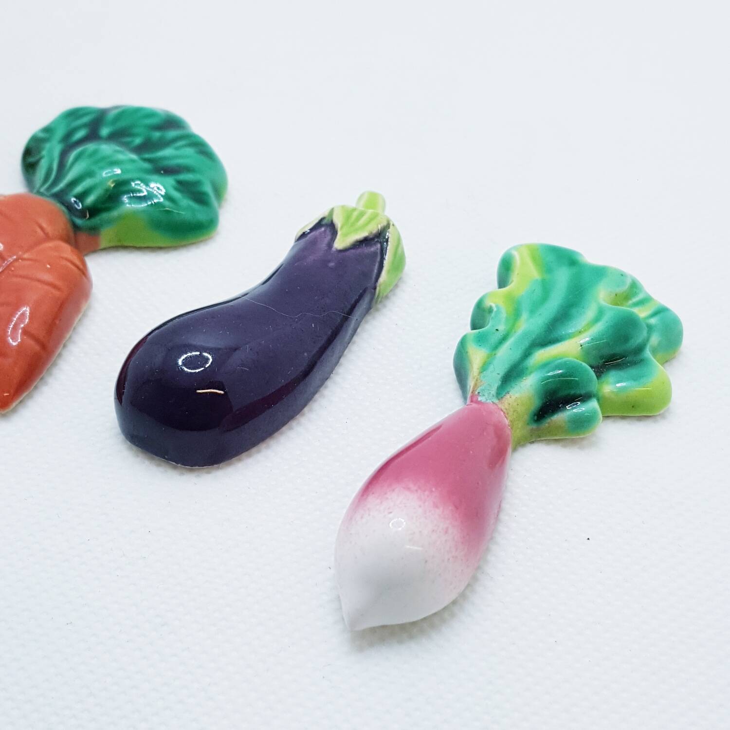 Ceramic vegetable cutlery rests