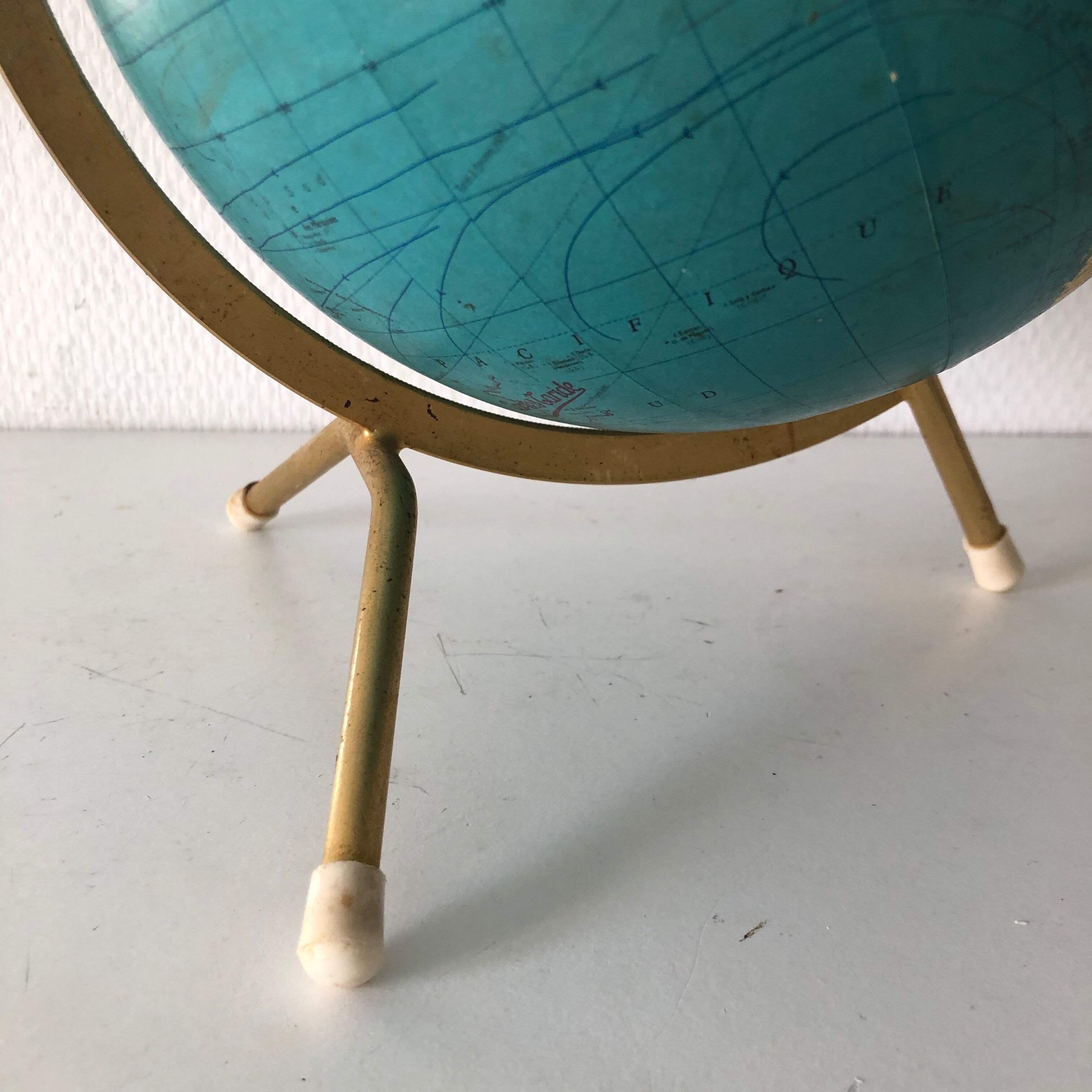 Globe Taride tripod 28cm vintage 1969