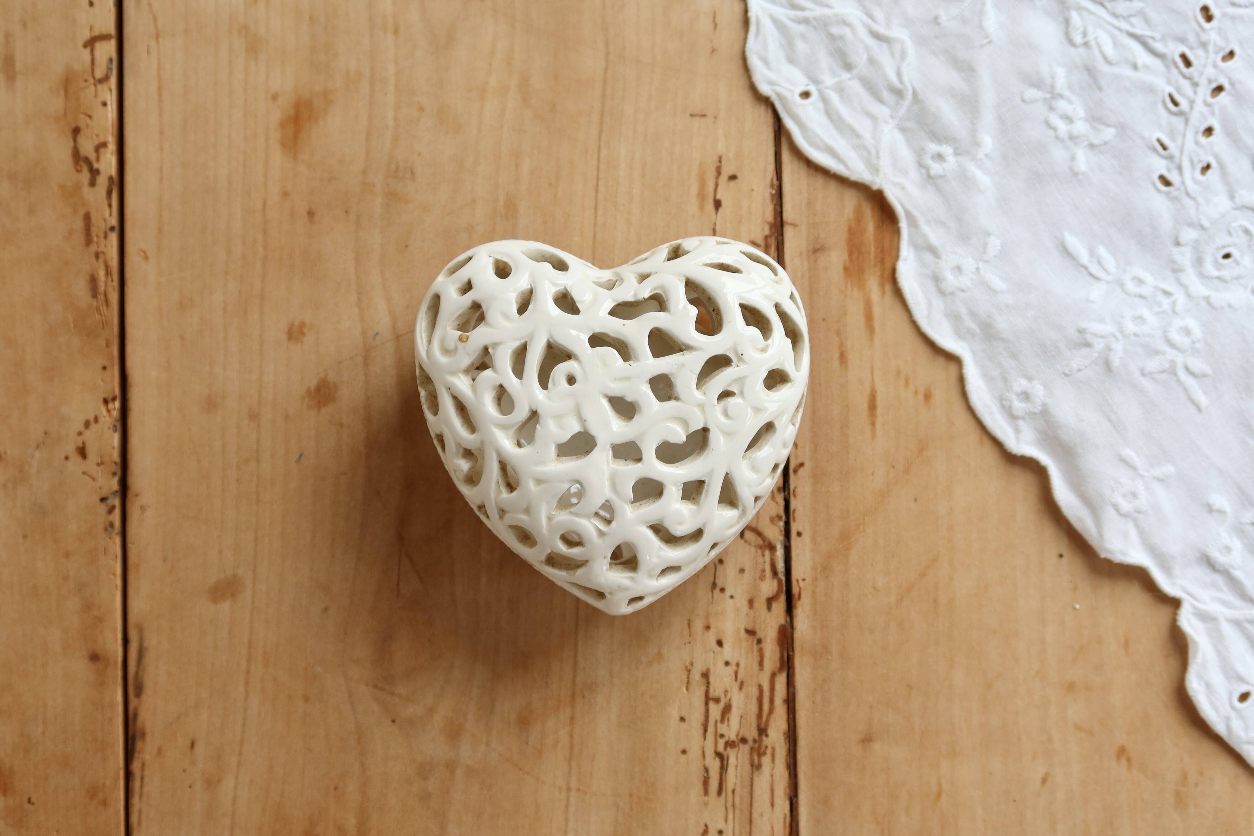 Openwork heart-shaped box in ivory earthenware – Vintage sweet jar