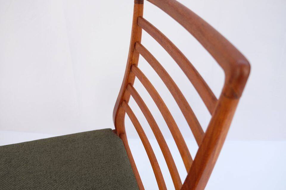 1960s-70s style chairs (4 pieces) in teak, retro vintage style.