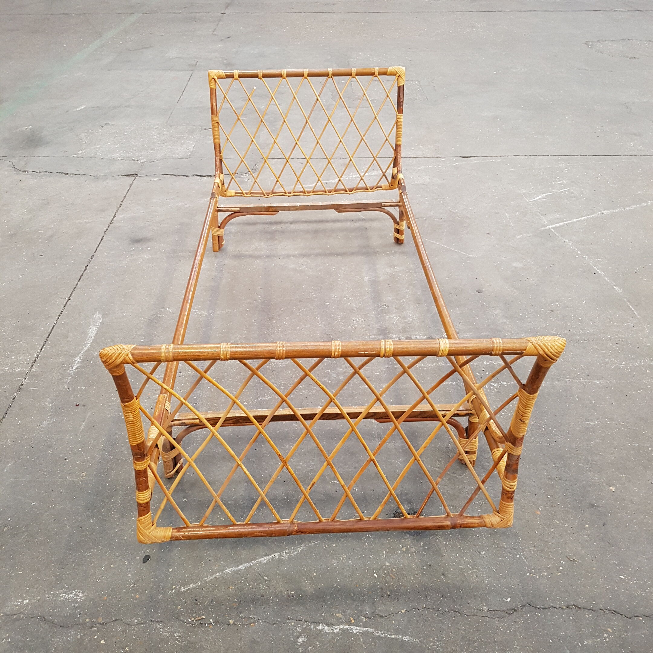 Lit enfant vintage en rotin