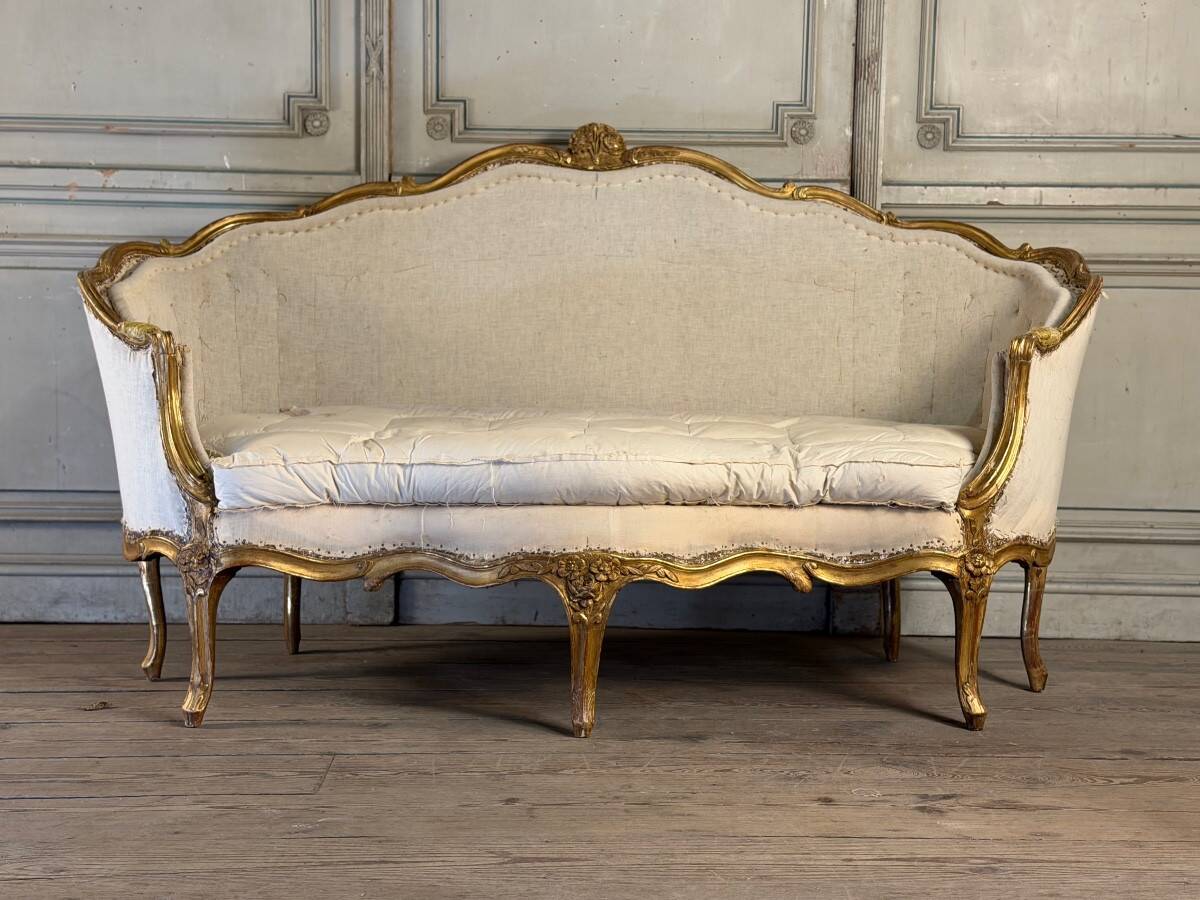 Banquette corbeille Louis XV en bois sculpté doré, XVIIIème siècle