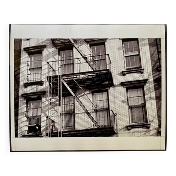 Photo New York 1953 – Escaliers de secours & femme à la fenêtre