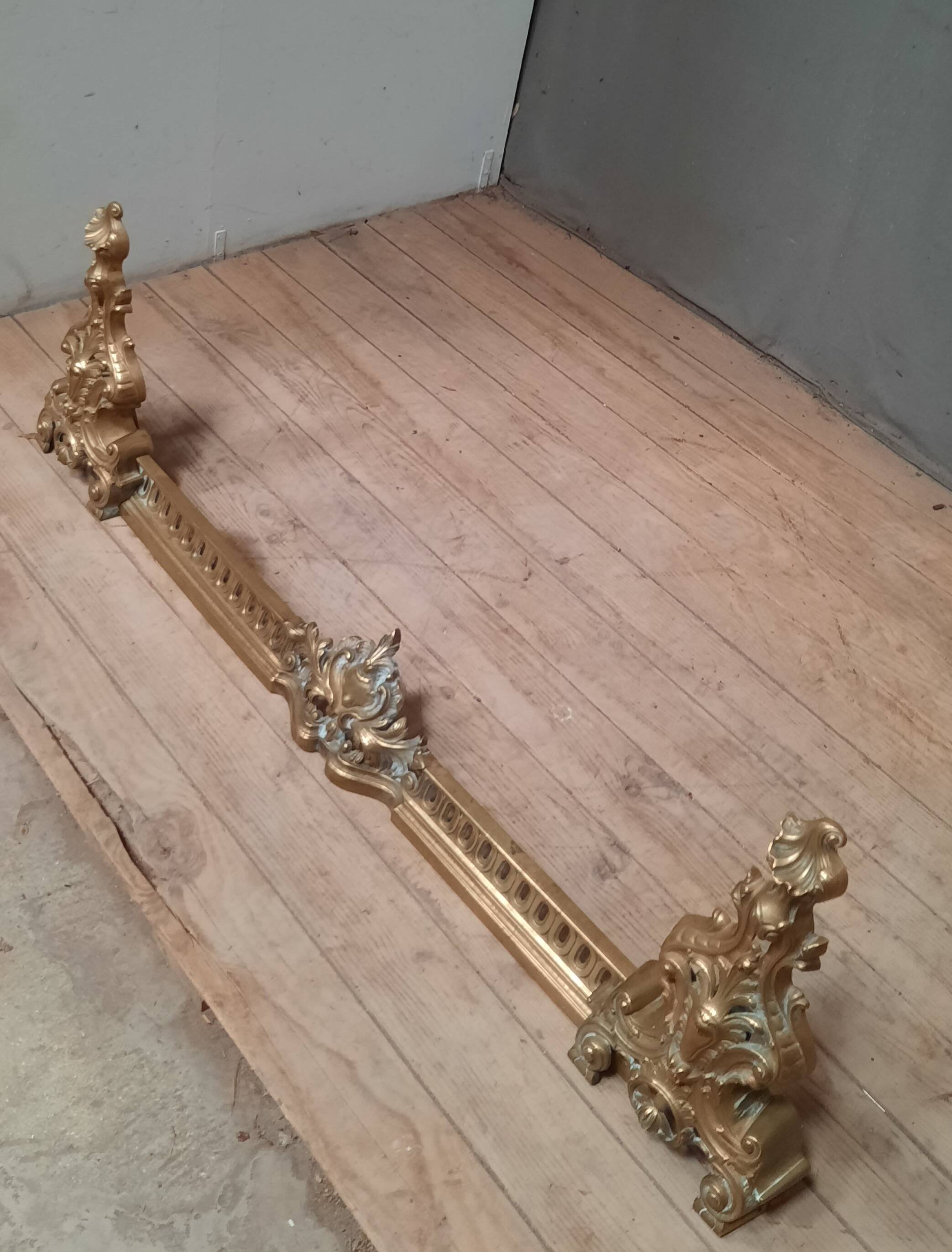 Barre de foyer en bronze doré
