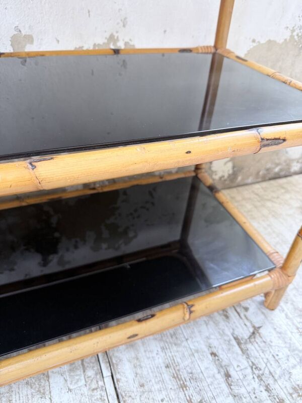 Bibliothèque étagère rotin et verres noirs