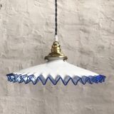 Serrated opaline suspension
