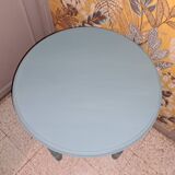 Table basse ronde en bois massif  à 4 pieds datant des années 1950 repeinte