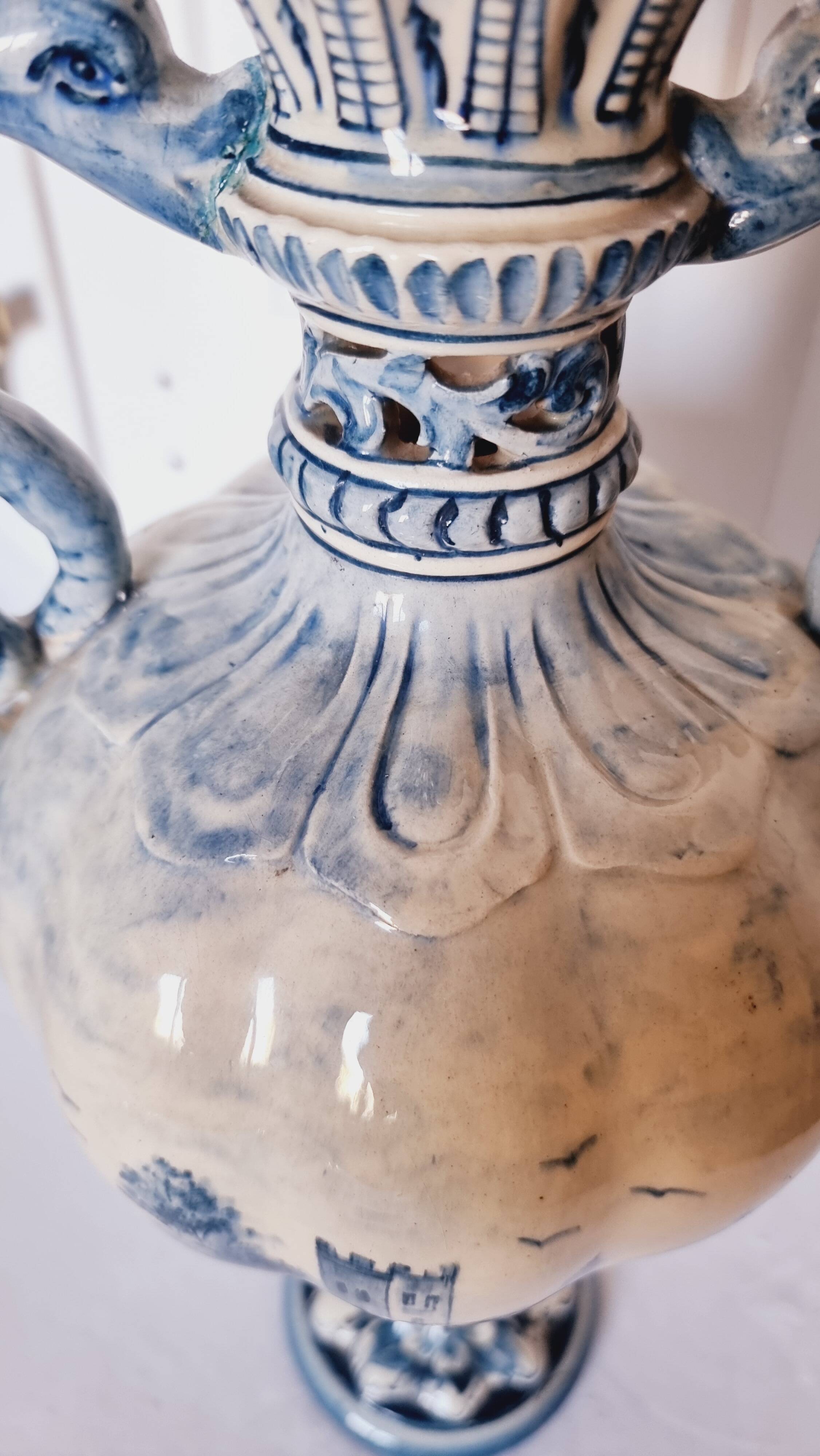 Large Spanish vase in Talavera style, hand-painted, adorned with a landscape.