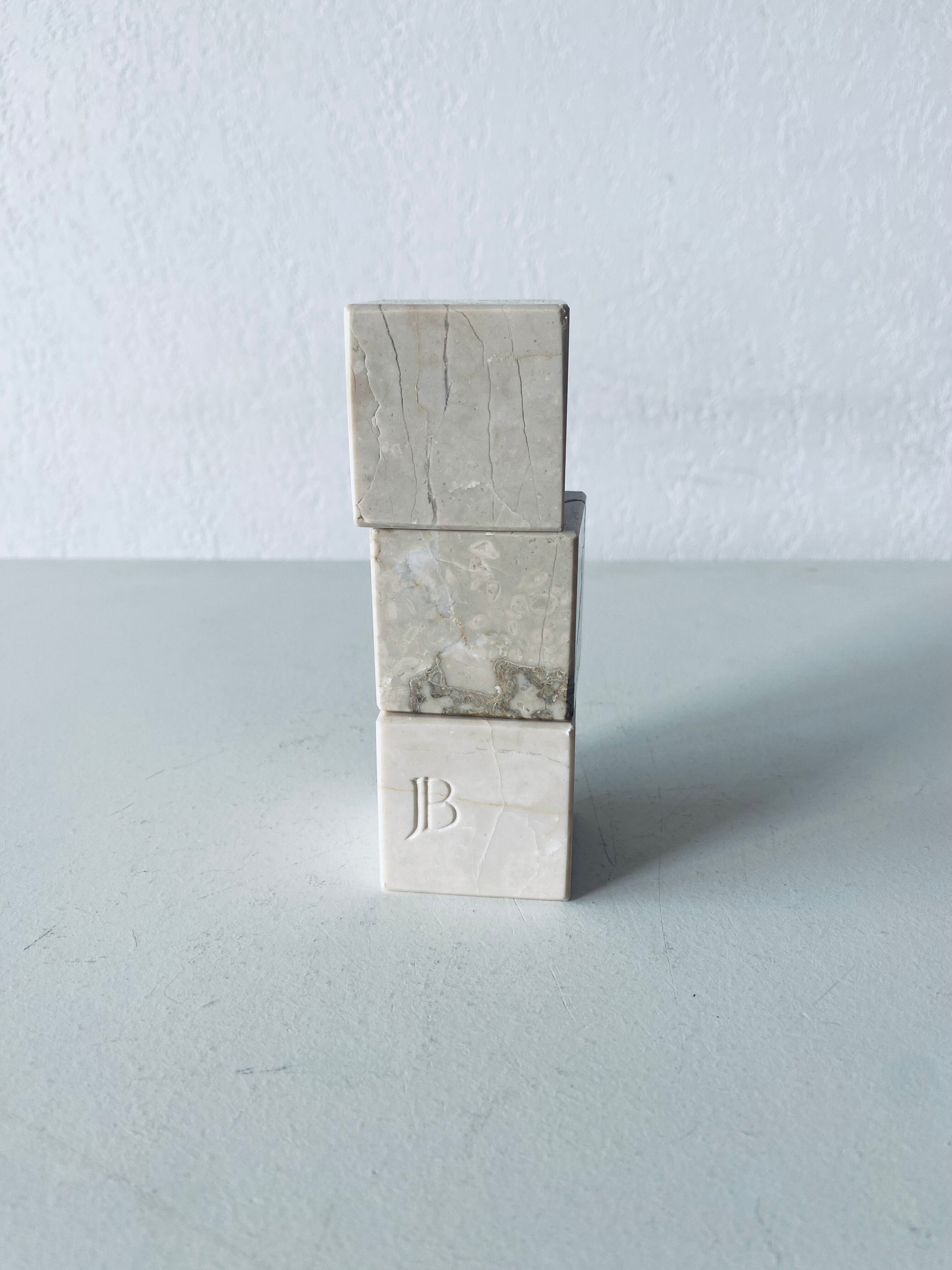 Cubes de marbre, sculpture mobile