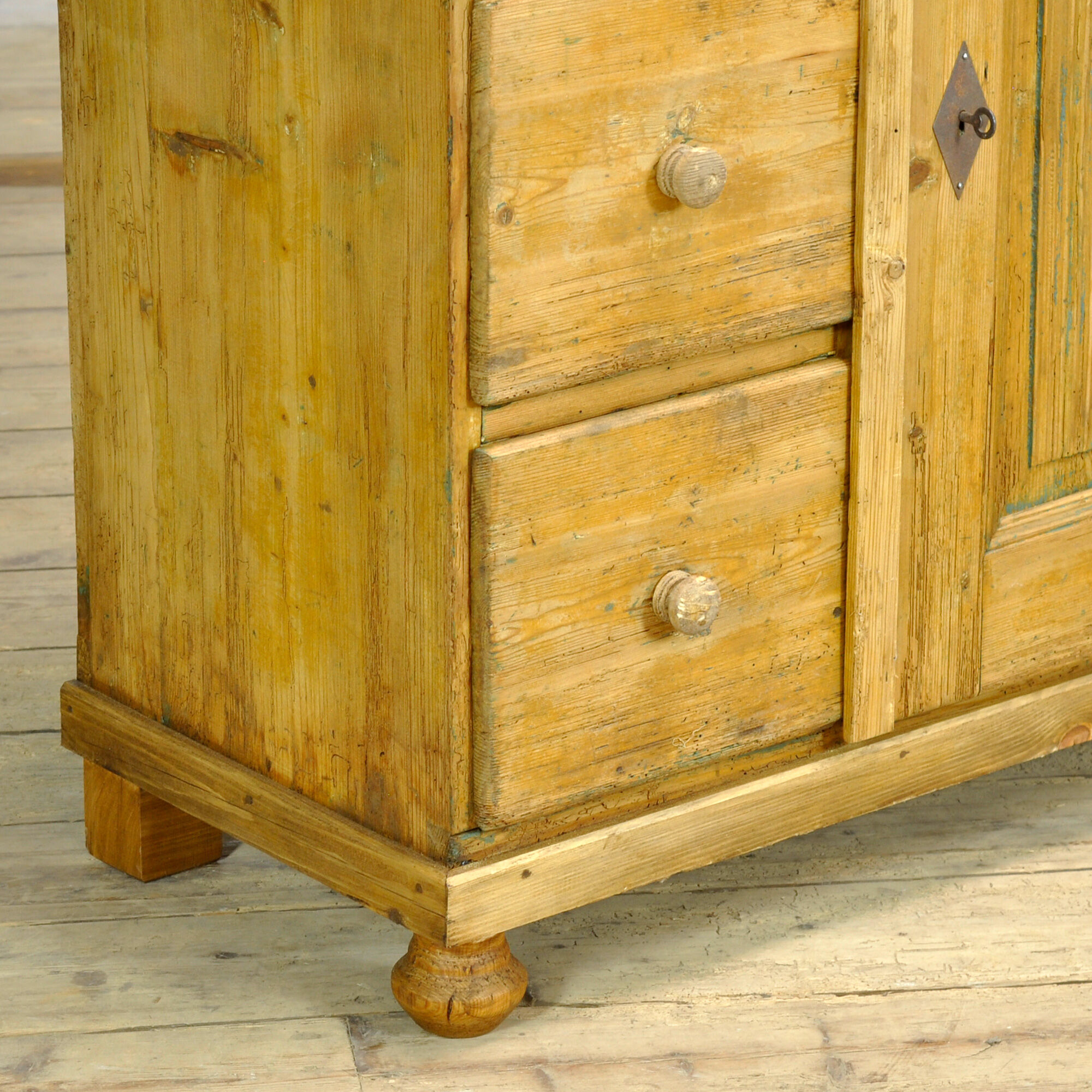 Cabinet en pin, vers 1900