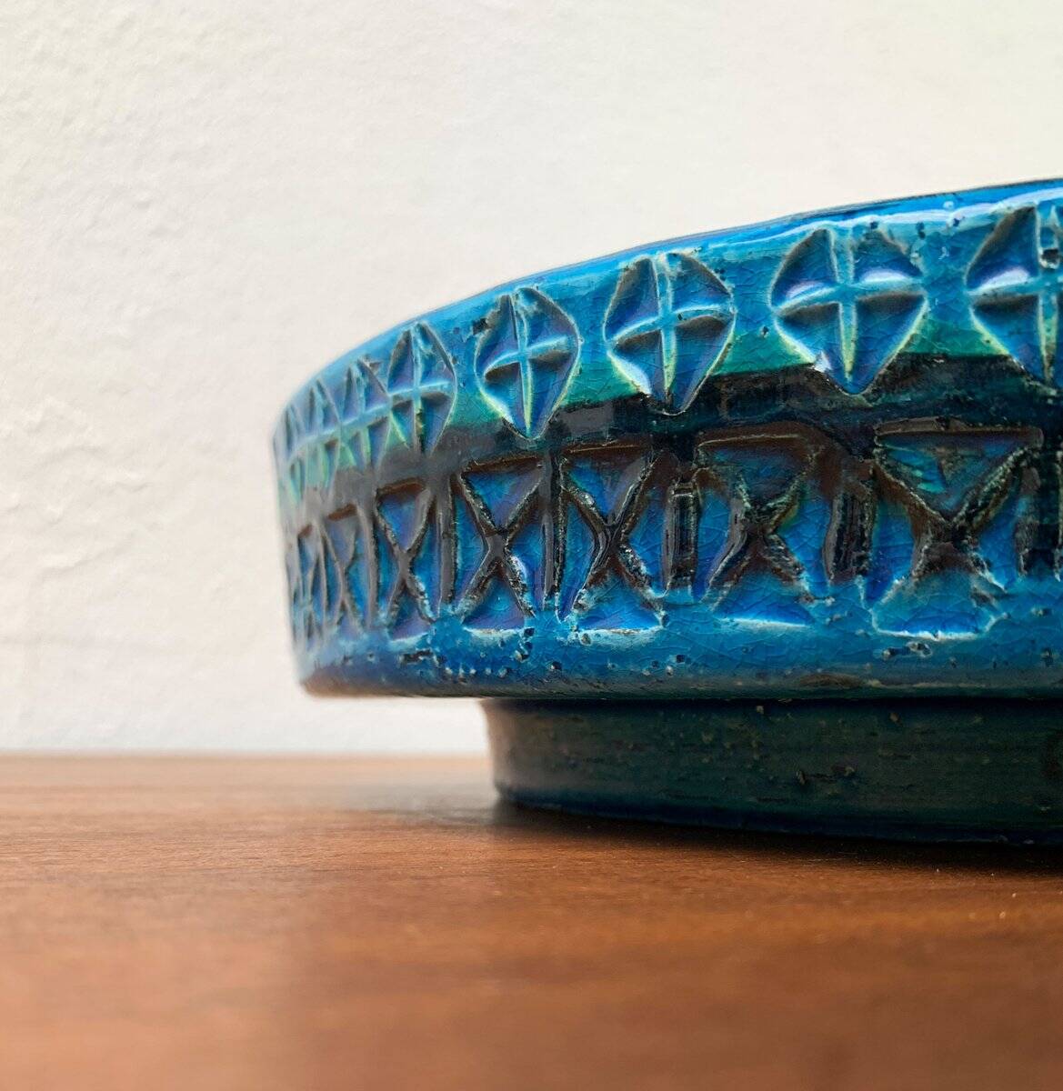 Large bowl in Rimini Blu pottery in mid-century style by Aldo Londi for Bitossi, Italy, 1960s.