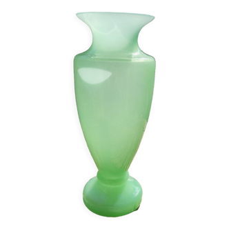 Vase balustre en opaline savonneuse