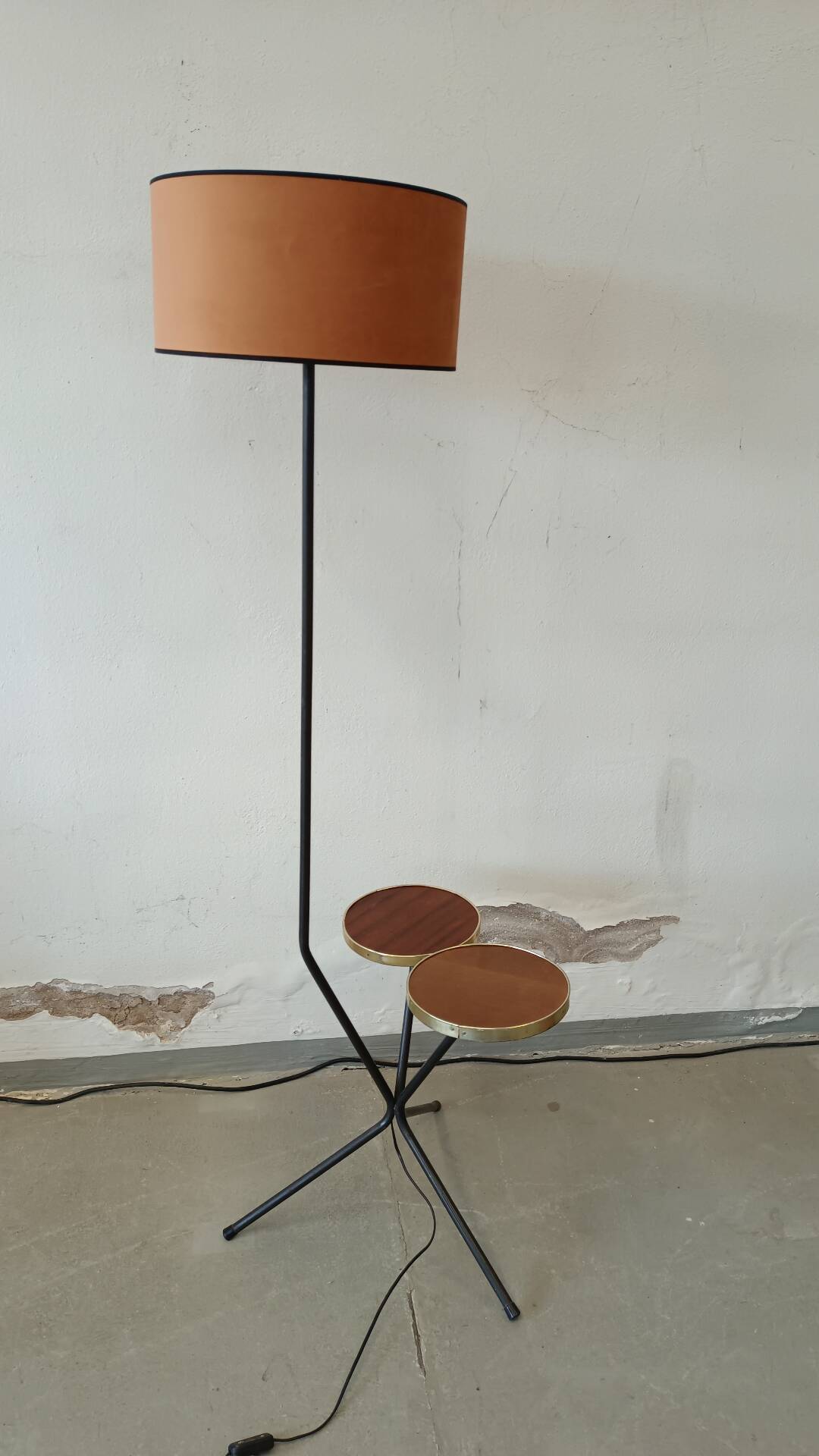 Tripod floor lamp