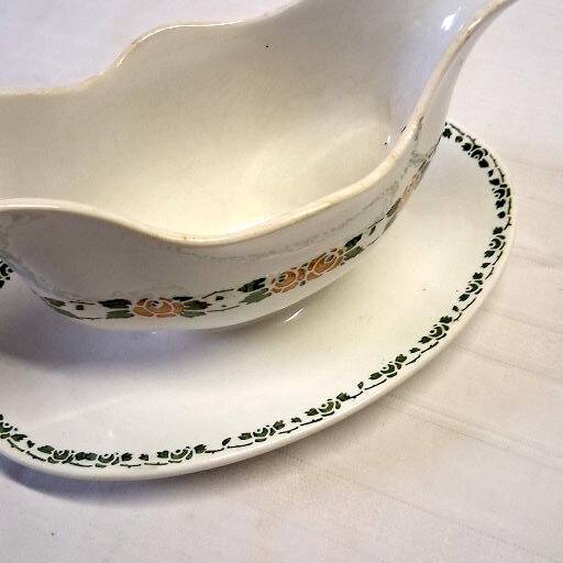 Very pretty gravy boat from Villeroy & Boch in good condition