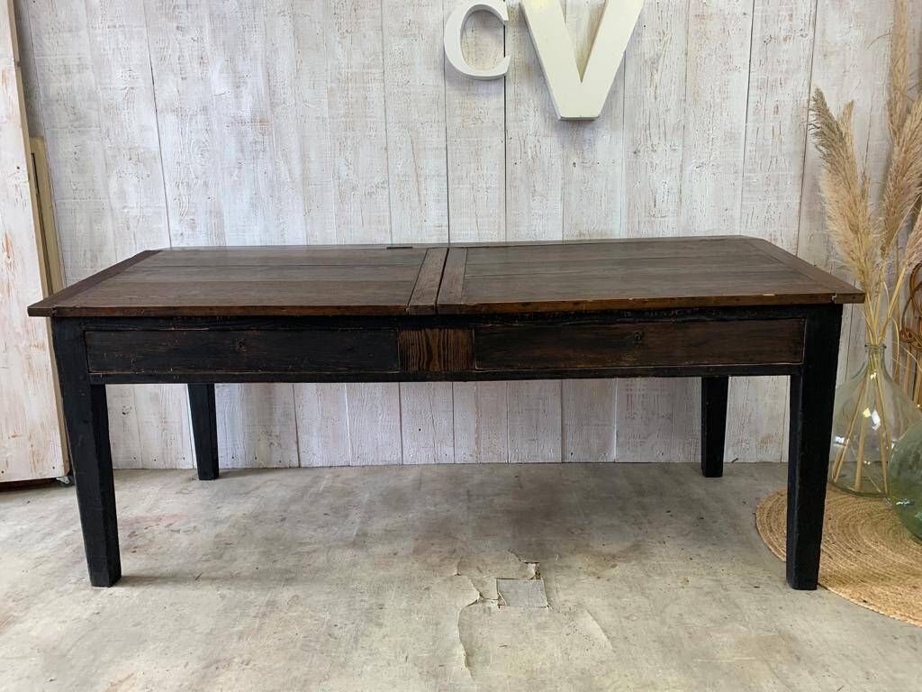 Writing desk/office desk of a notary