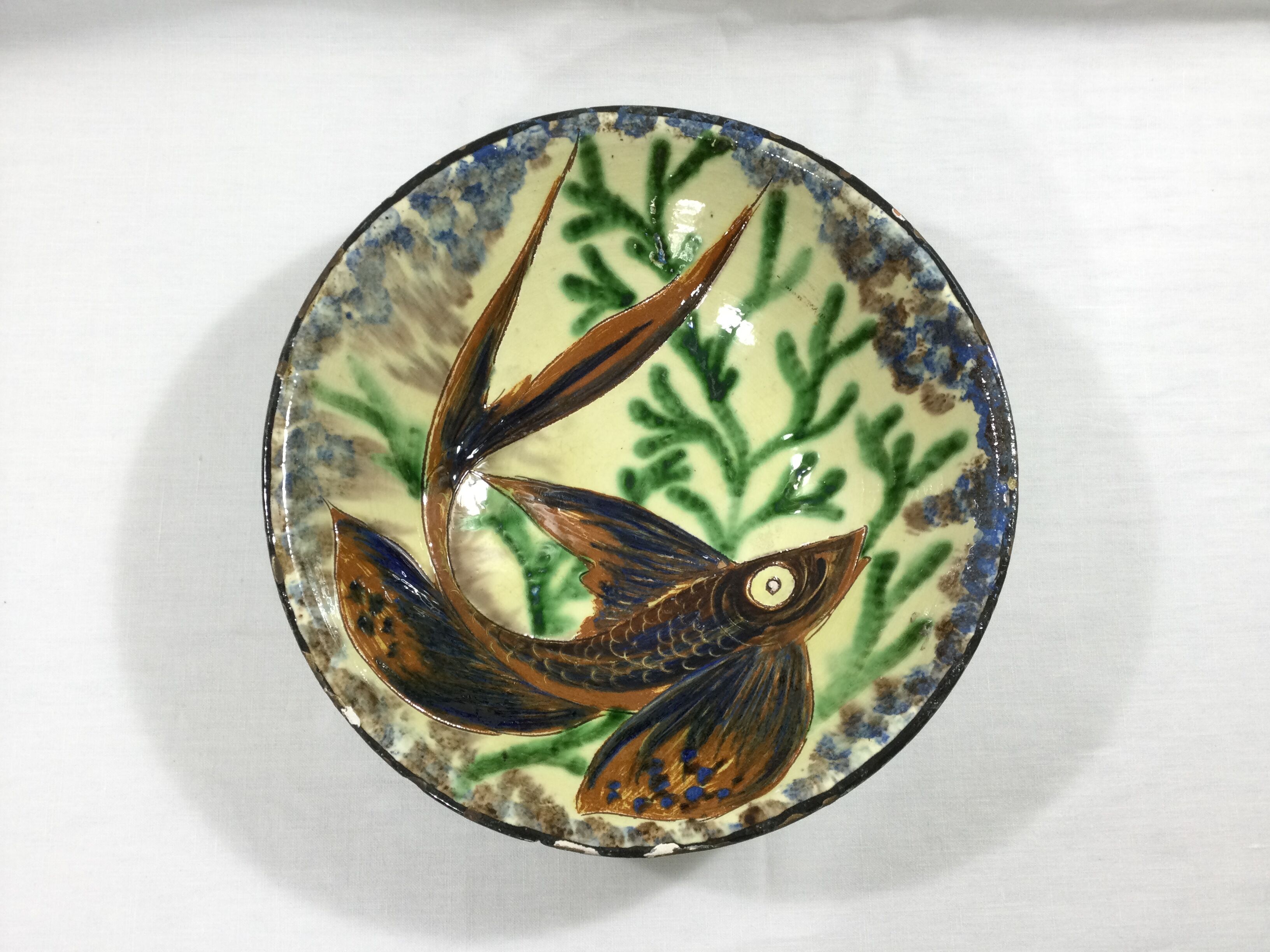 Earthenware bowl with fish decoration