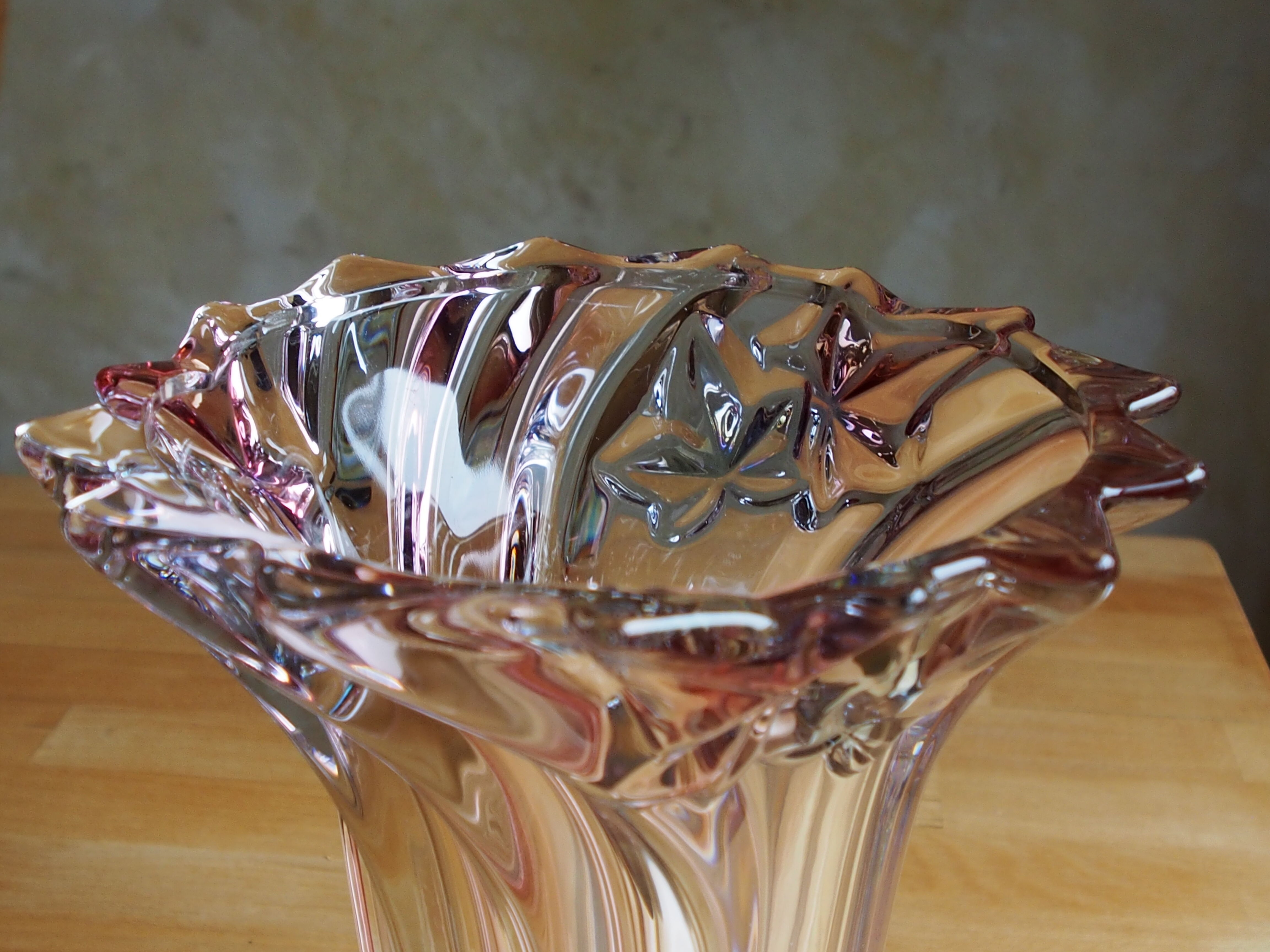 Vase en cristal Mikasa décor lierre parisien et lustre rosé