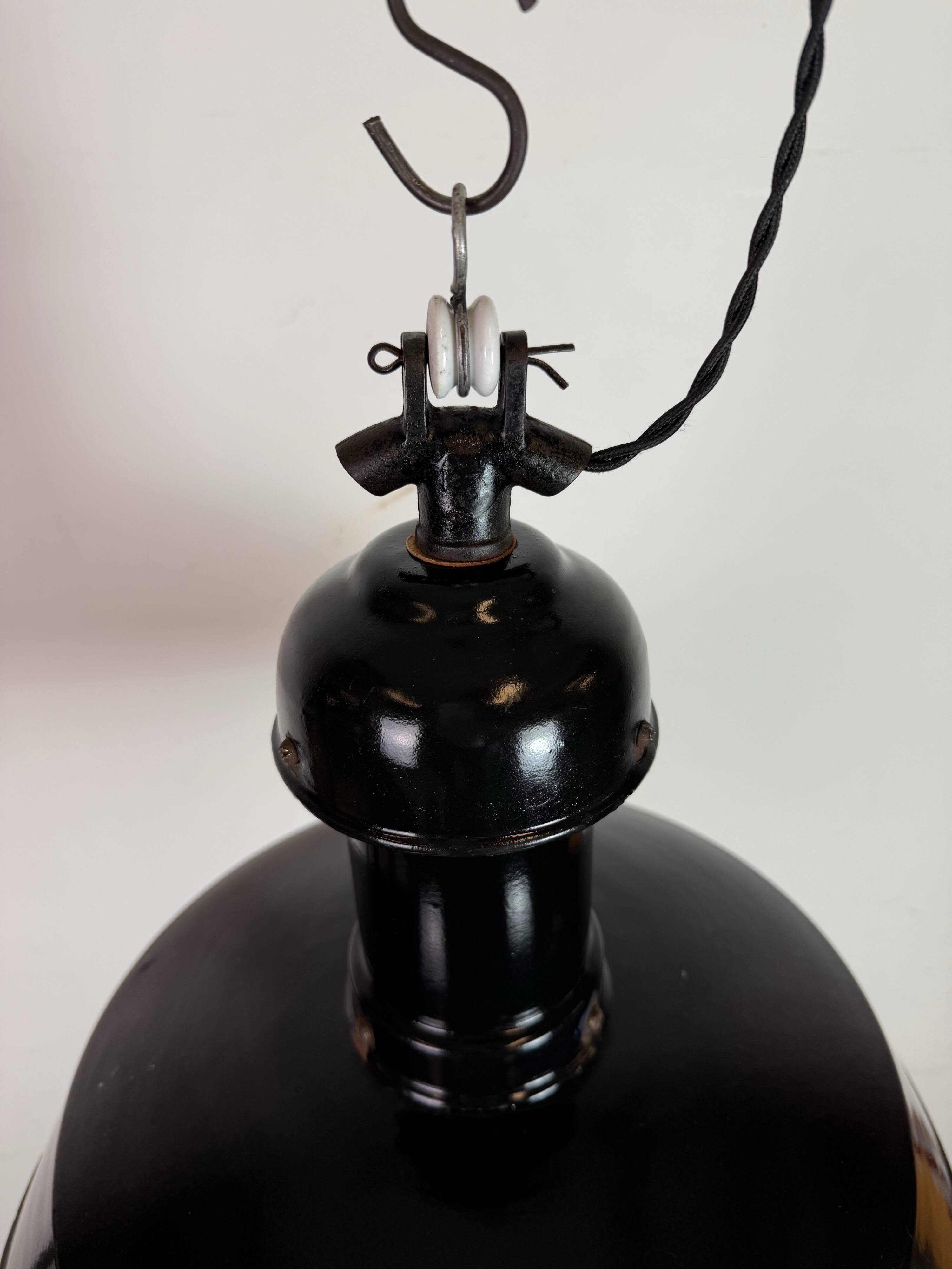 Lampe suspendue Bauhaus en émail noir industriel, années 1930
