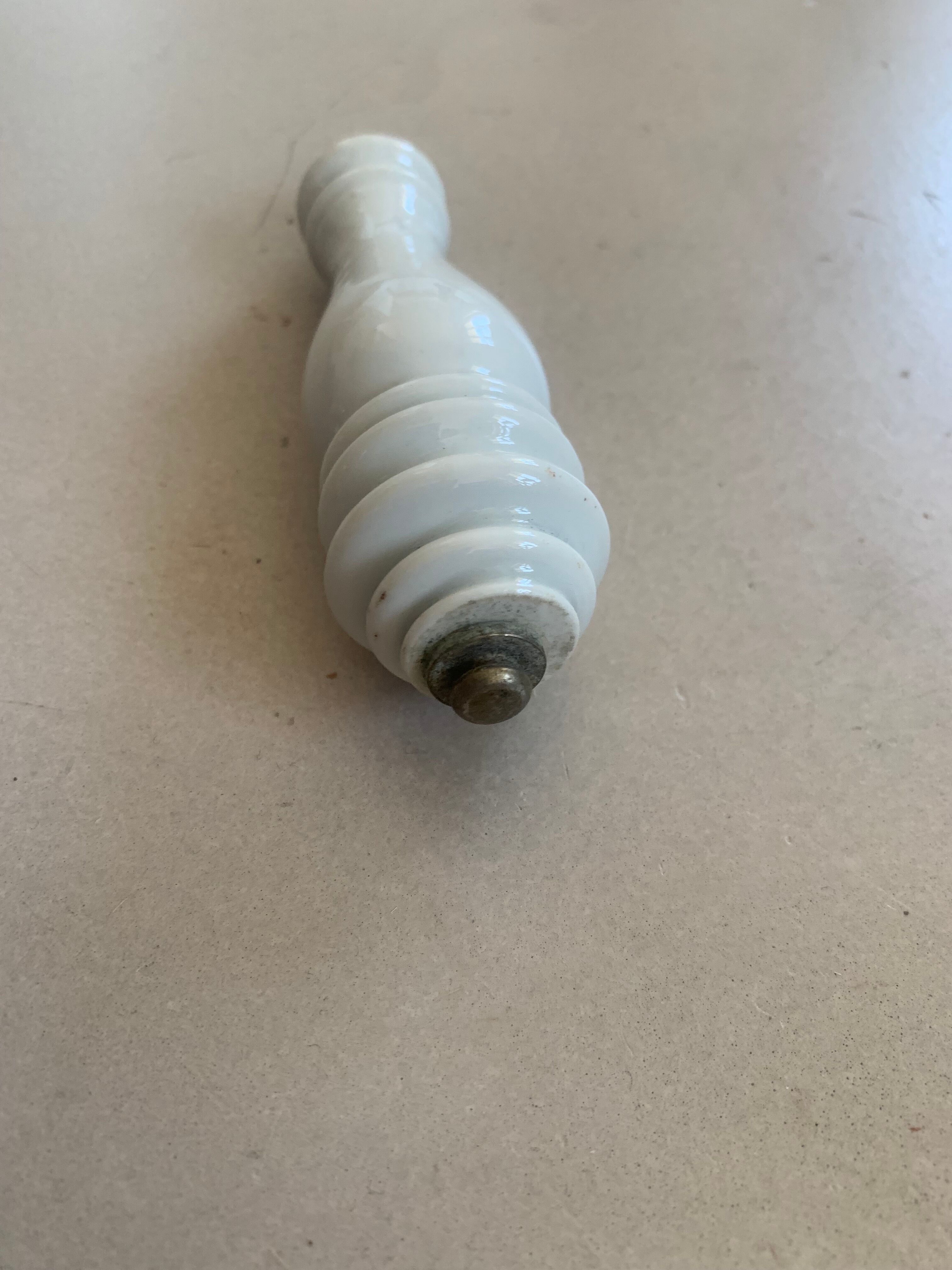 Porcelain handle for toilets