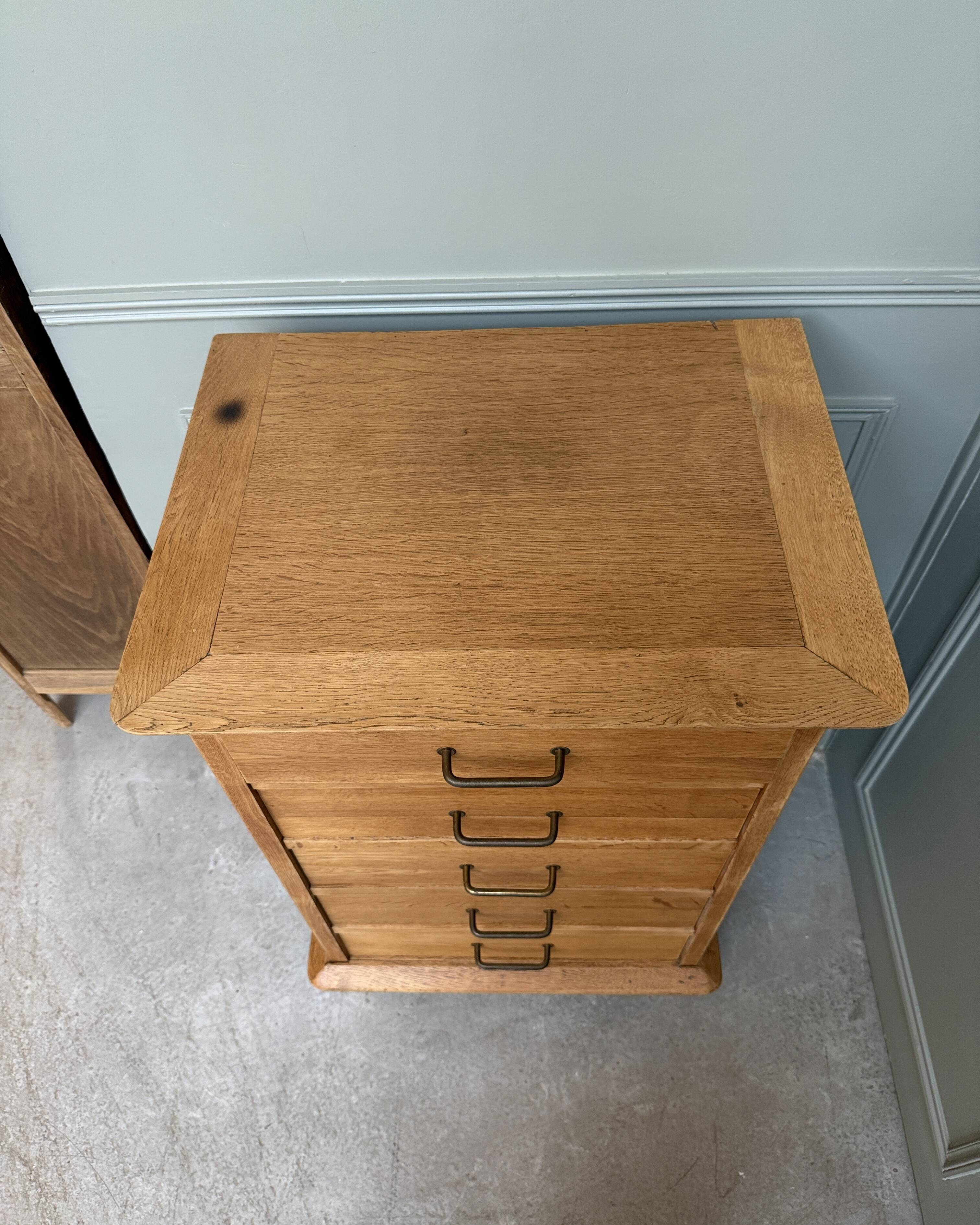 Petite commode vintage en chêne (restaurée)