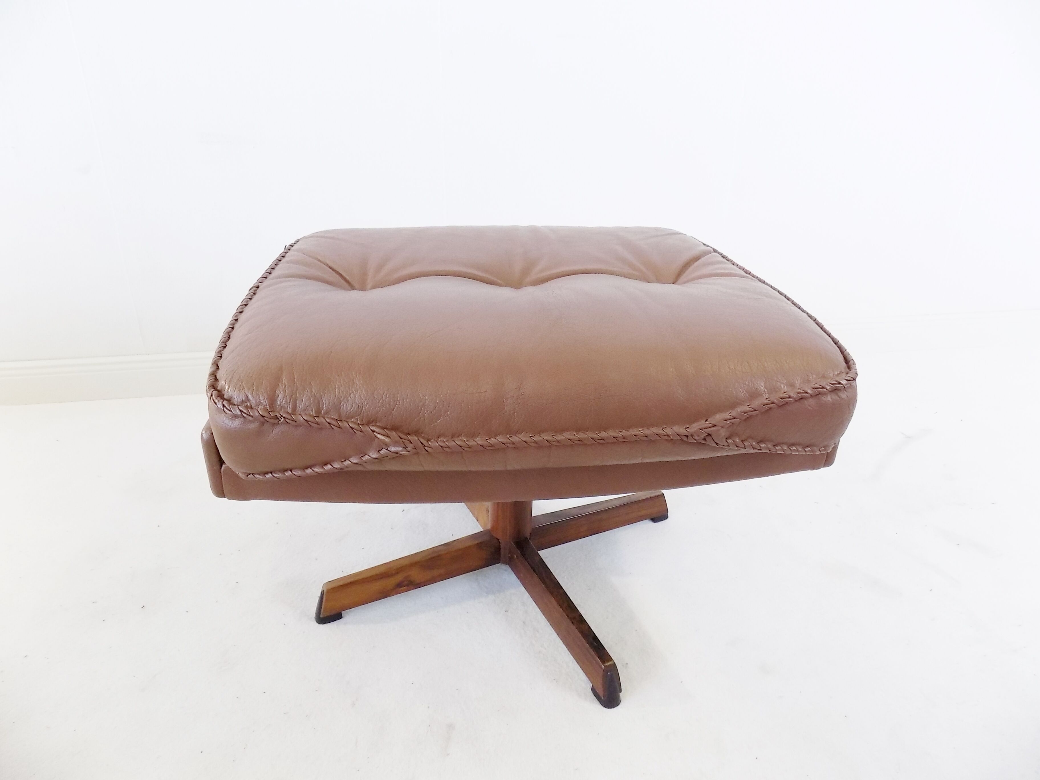 Fauteuil cuir avec pouf de Madsen & Schübel pour Bovenkamp