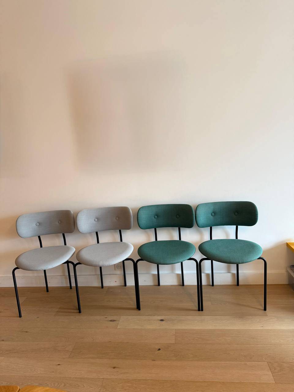 Chaises Gubi Coco Dining – entièrement rembourrées – lot de 4