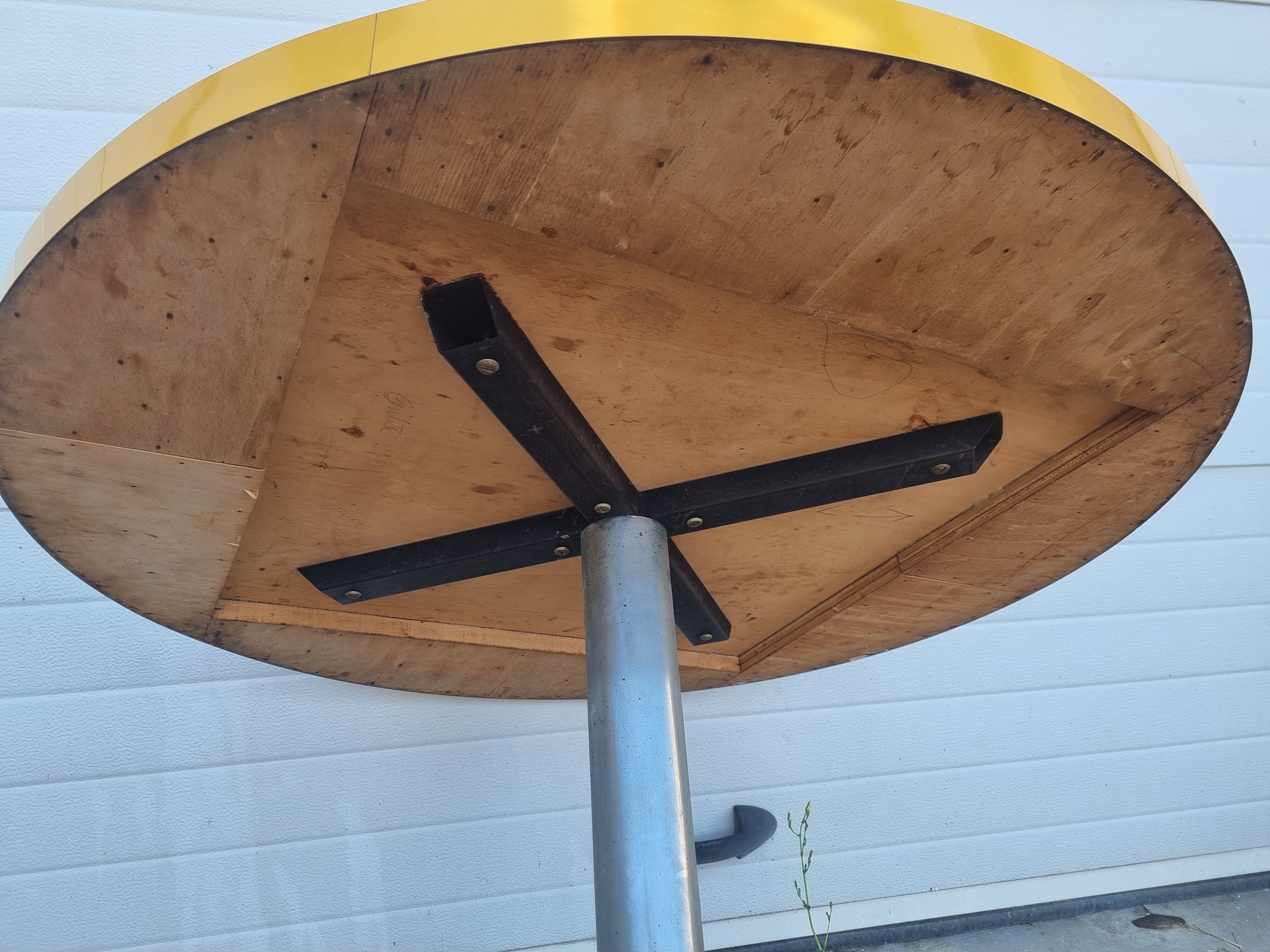Round table formica yellow 1970