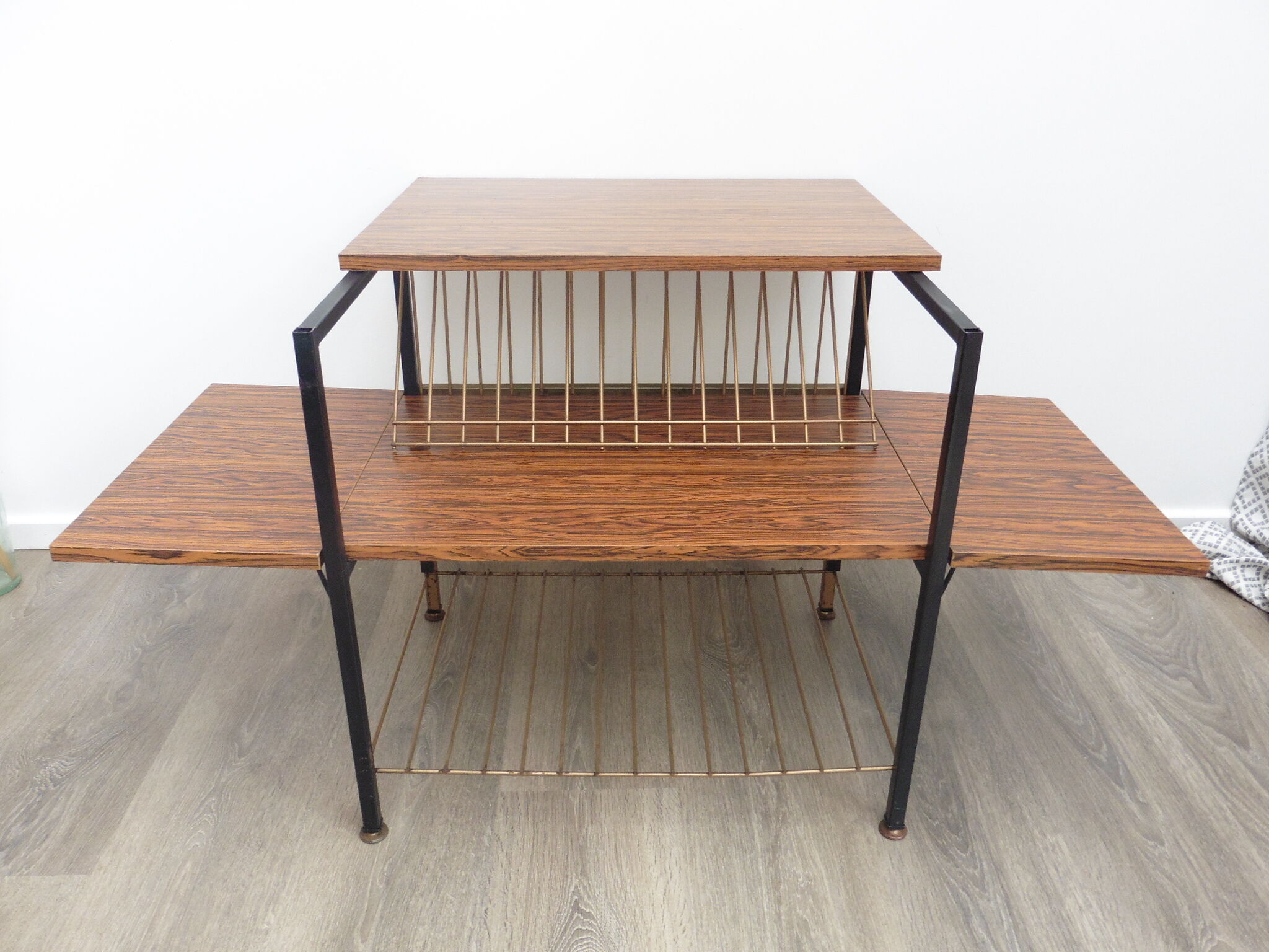 Expandable side table