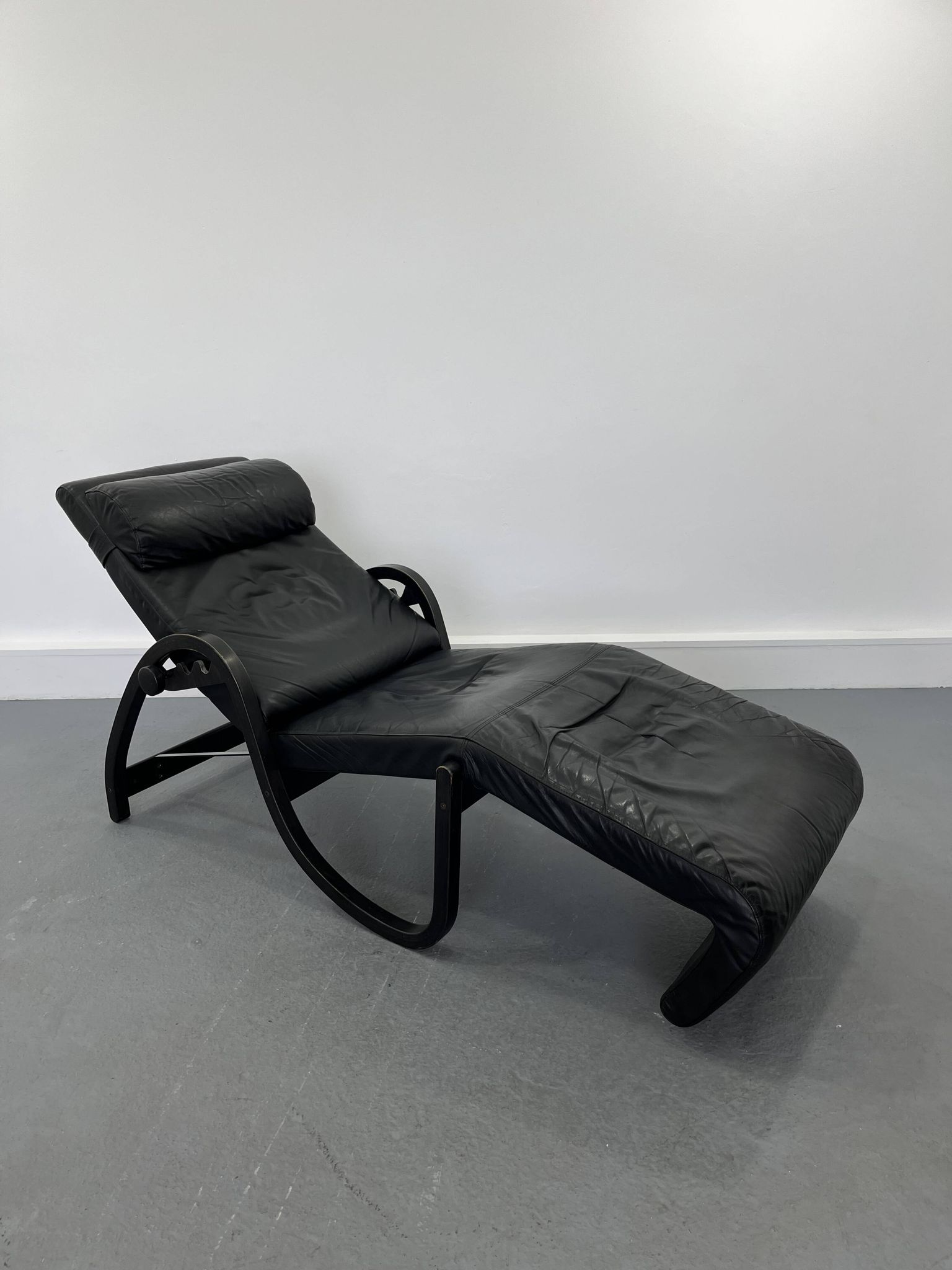 Sinus lying leather black chair from westnofa, 1970s