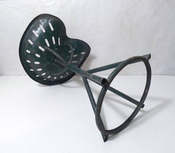 Ancien tabouret siège de tracteur