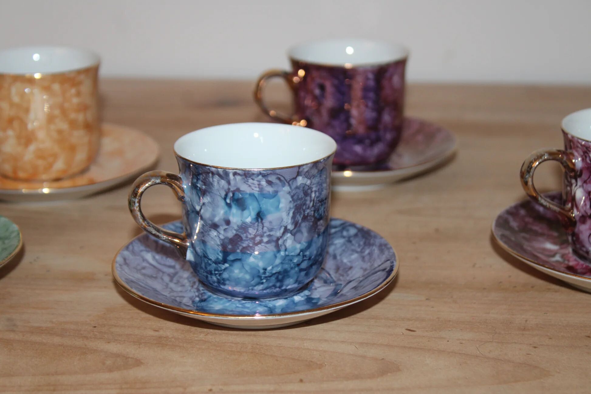 Set of 5 marbled porcelain coffee cups and saucers, hand-painted, with a gold rim.