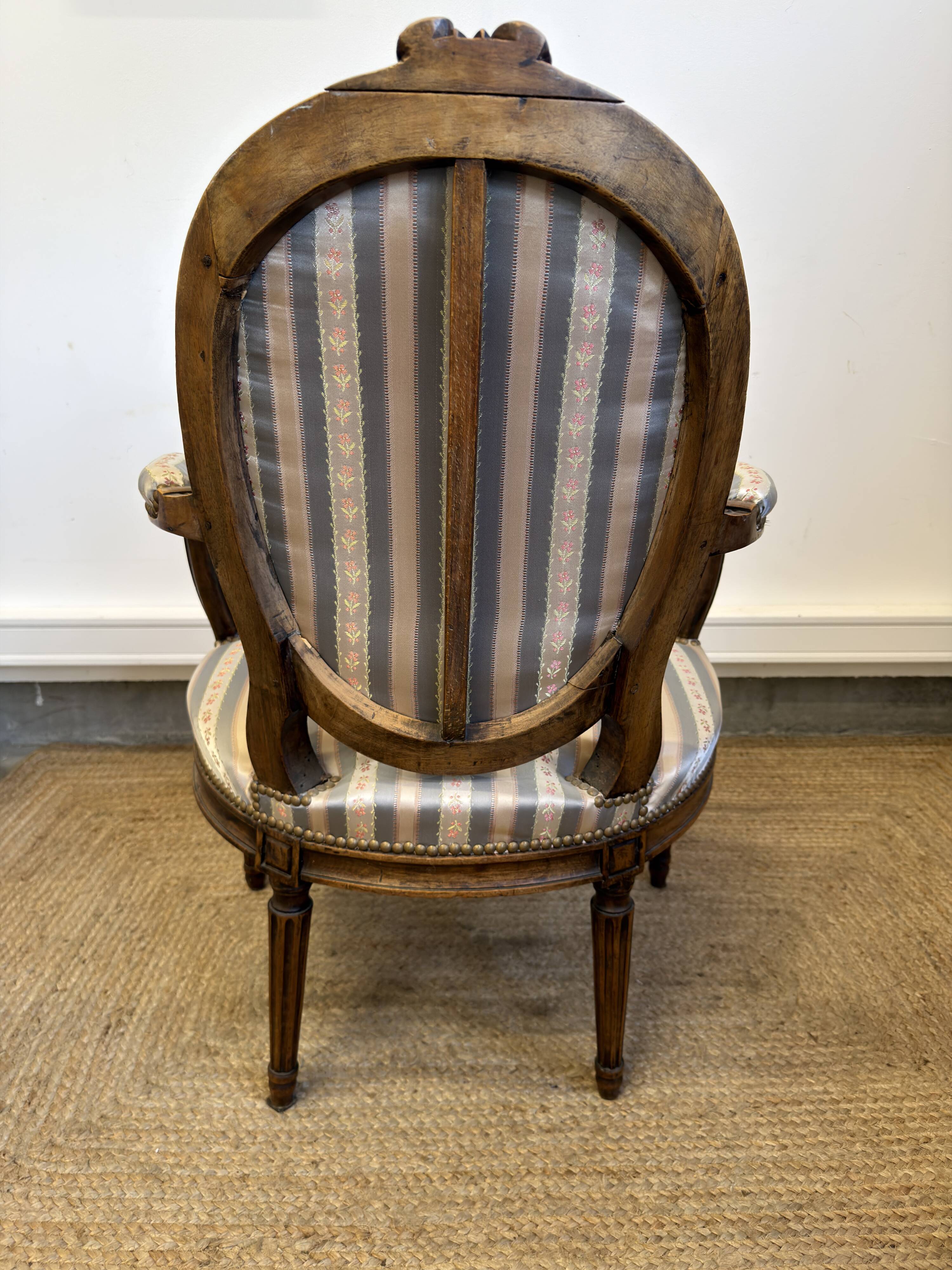 Fauteuil cabriolet médaillon de style Louis XVI
