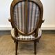 Fauteuil cabriolet médaillon de style Louis XVI