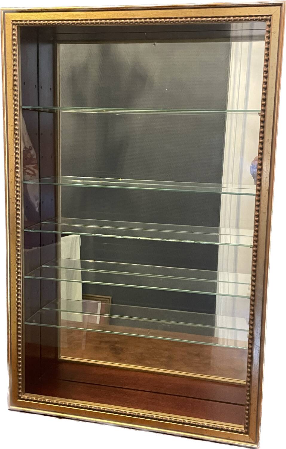 Vitrine en bois doré à suspendre .
