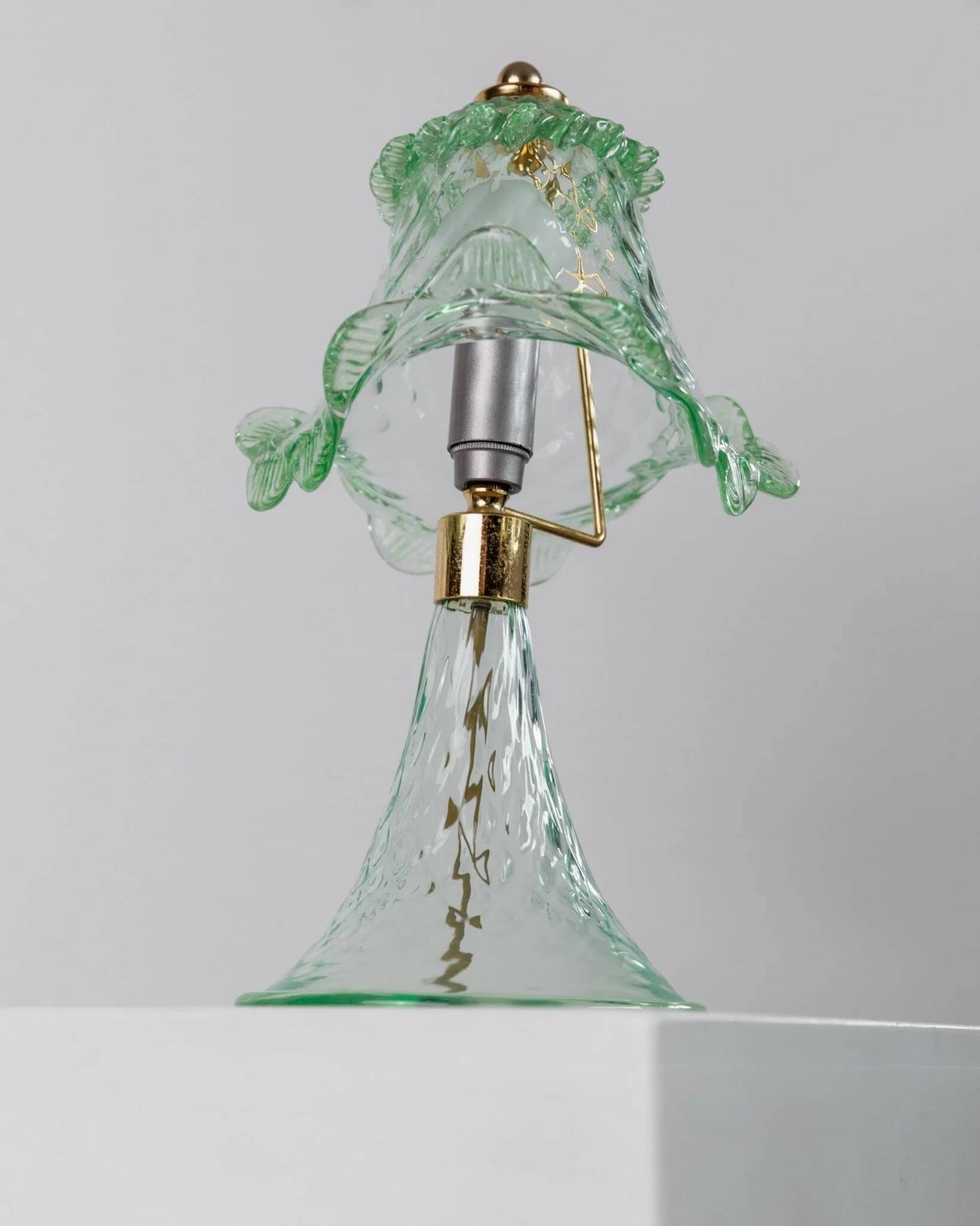 Murano Glass Table Lamp in Delicate Green, Wavy Shade, Italian 1980s Design – Elegant Bedside Decor