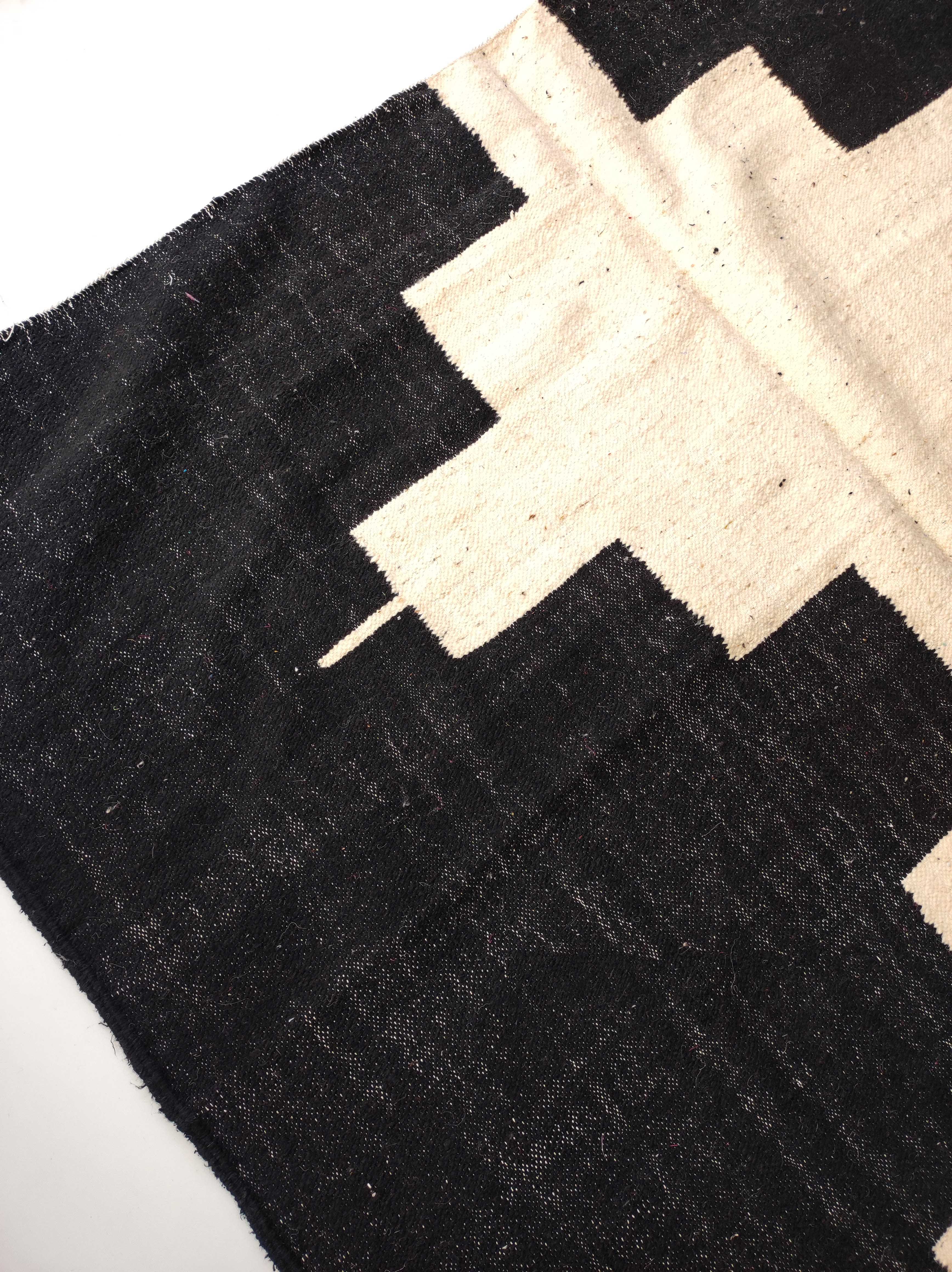 Tapis kilim berbère marocain écru à motifs graphiques noirs 300x194cm